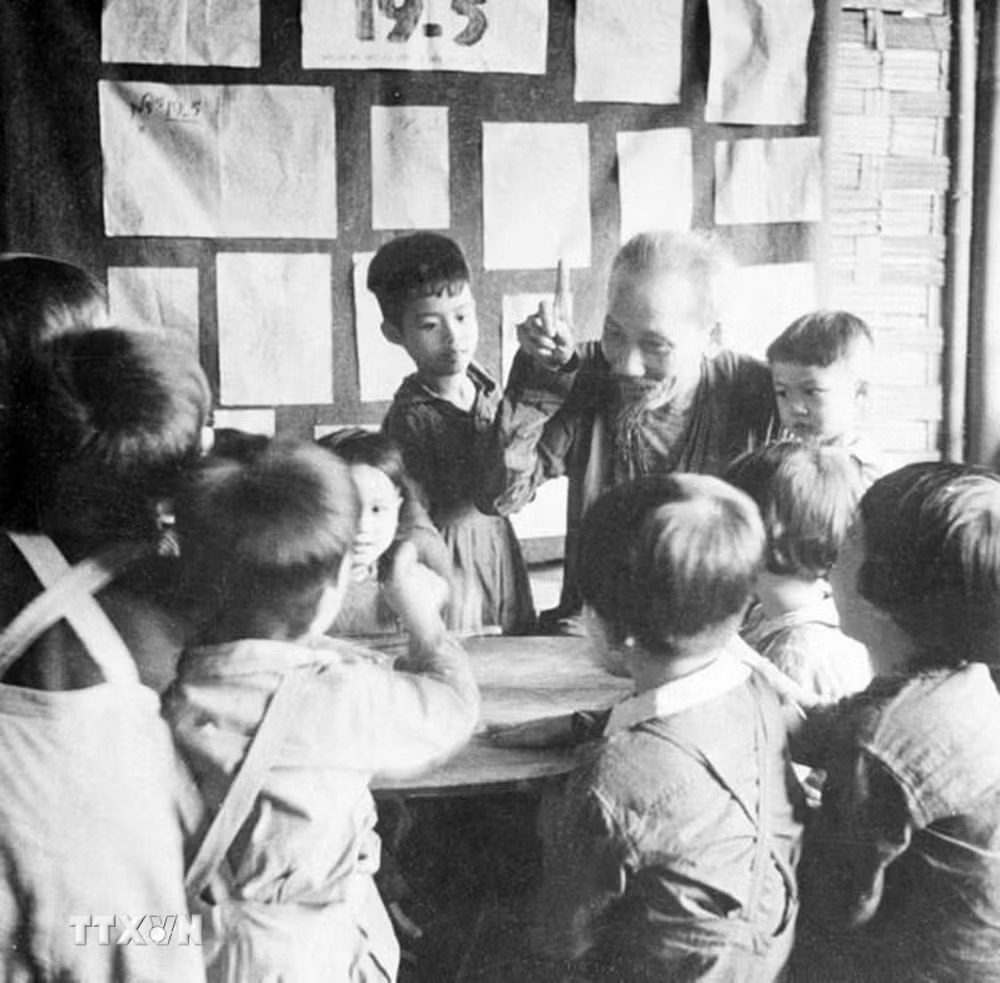 Chủ tịch Hồ Ch&iacute; Minh đến thăm một trại nhi đồng ở chiến khu Việt Bắc (1950). Ảnh: Tư liệu TTXVN.
