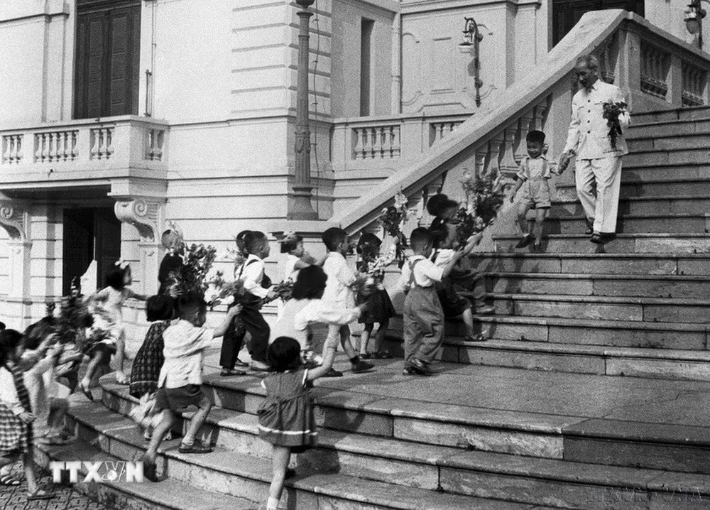C&aacute;c ch&aacute;u thiếu nhi Thủ đ&ocirc; đến ch&uacute;c thọ B&aacute;c Hồ tại Phủ Chủ tịch, ng&agrave;y 19/5/1958. Ảnh: TTXVN.
