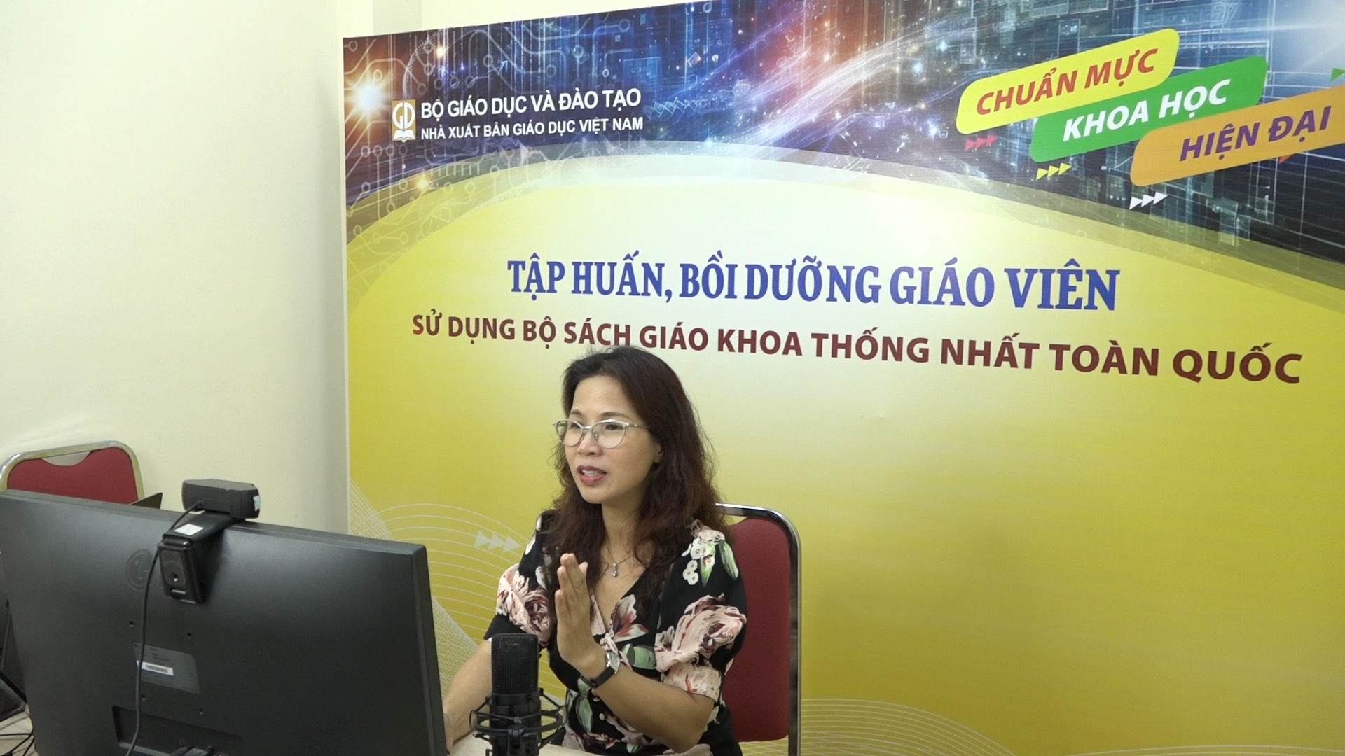 C&aacute;c buổi tập huấn được tổ chức theo h&igrave;nh thức kết hợp giữa trực tiếp v&agrave; trực tuyến. Đối với c&aacute;c lớp học trực tuyến, mỗi t&ecirc;n s&aacute;ch gi&aacute;o khoa được bố tr&iacute; tập huấn trong một ng&agrave;y với hai phi&ecirc;n l&agrave;m việc.