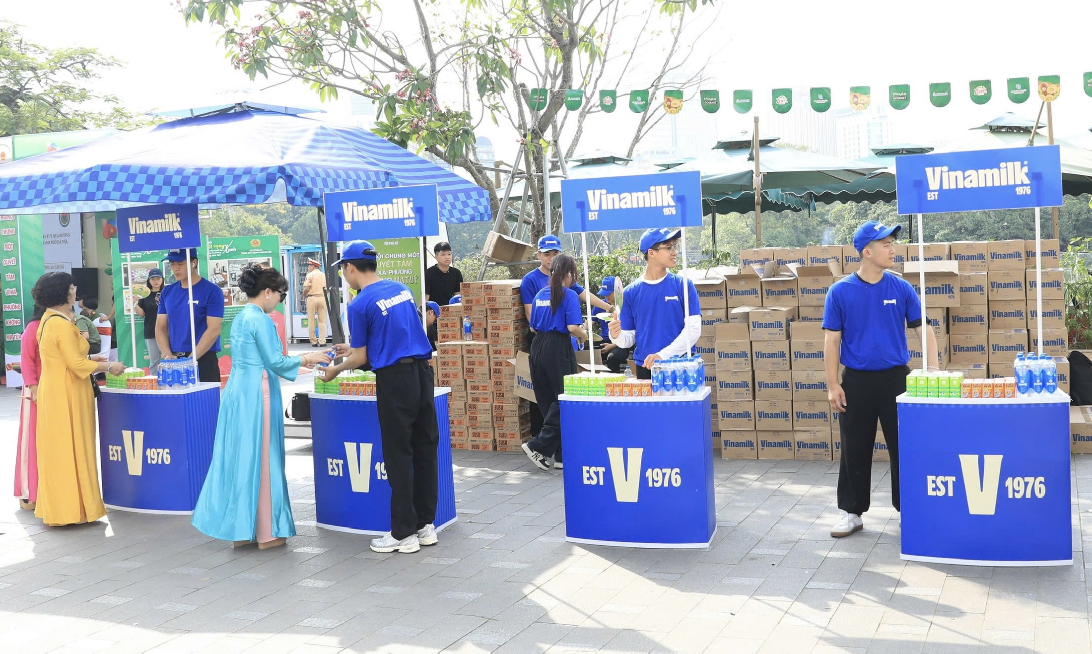 C&aacute;c điểm trao tặng sản phẩm dinh dưỡng của Vinamilk sẵn s&agrave;ng phục vụ người d&acirc;n v&agrave; c&aacute;c lực lượng C&ocirc;ng an nh&acirc;n d&acirc;n tham gia c&aacute;c hoạt động trong khu&ocirc;n khổ chương tr&igrave;nh.