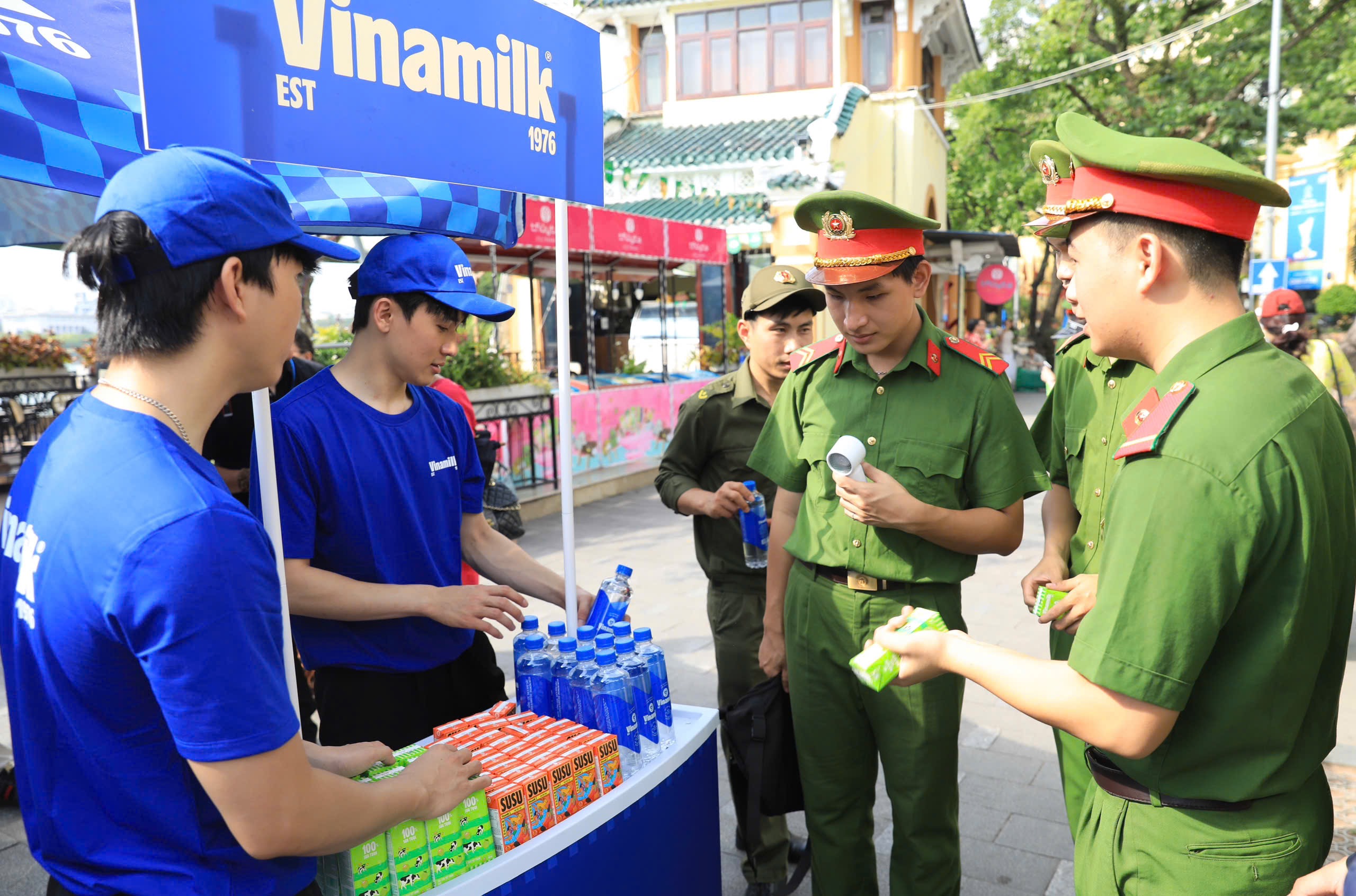 C&aacute;c chiến sĩ C&ocirc;ng an nh&acirc;n d&acirc;n t&igrave;m hiểu sản phẩm dinh dưỡng Vinamilk.