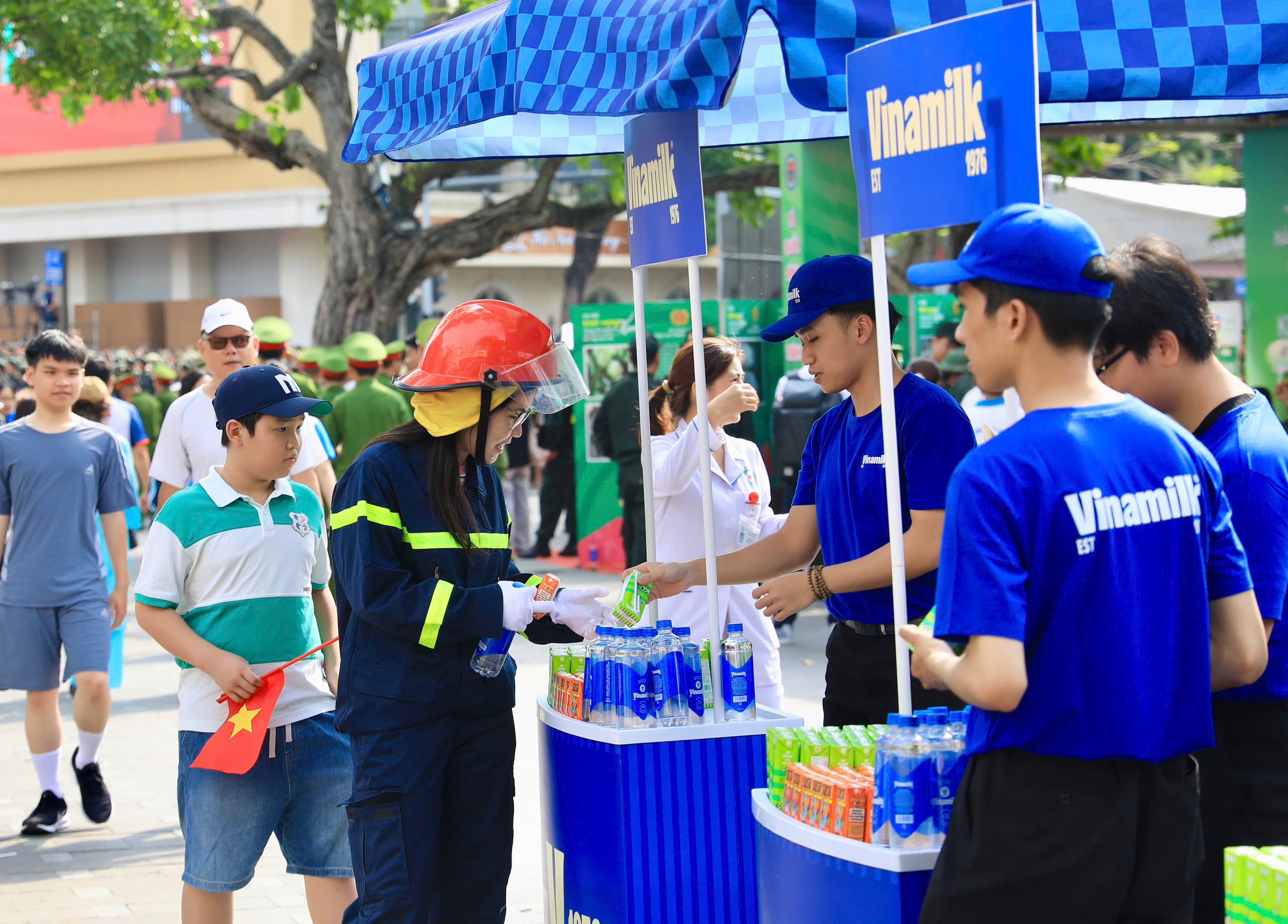 C&aacute;c sản phẩm dinh dưỡng Vinamilk được lựa chọn ph&ugrave; hợp với nhiều nh&oacute;m đối tượng, từ trẻ em đến c&aacute;c lực lượng thực hiện nhiệm vụ v&agrave; người d&acirc;n.
