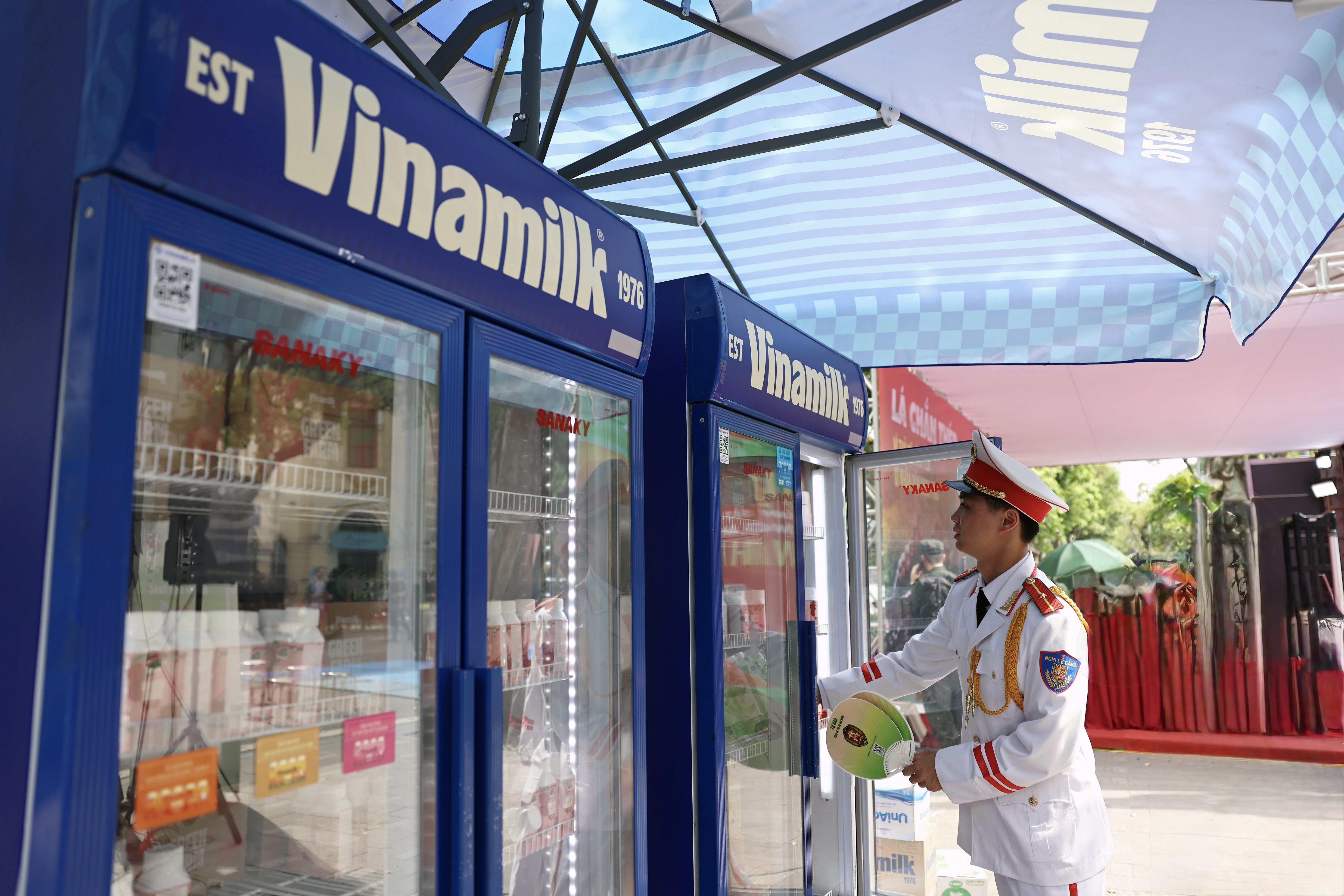 Những sản phẩm dinh dưỡng m&aacute;t l&agrave;nh của Vinamik đ&atilde; g&oacute;p phần gi&uacute;p c&aacute;c lực lượng phục vụ chương tr&igrave;nh giải kh&aacute;t v&agrave; tiếp th&ecirc;m năng lượng.