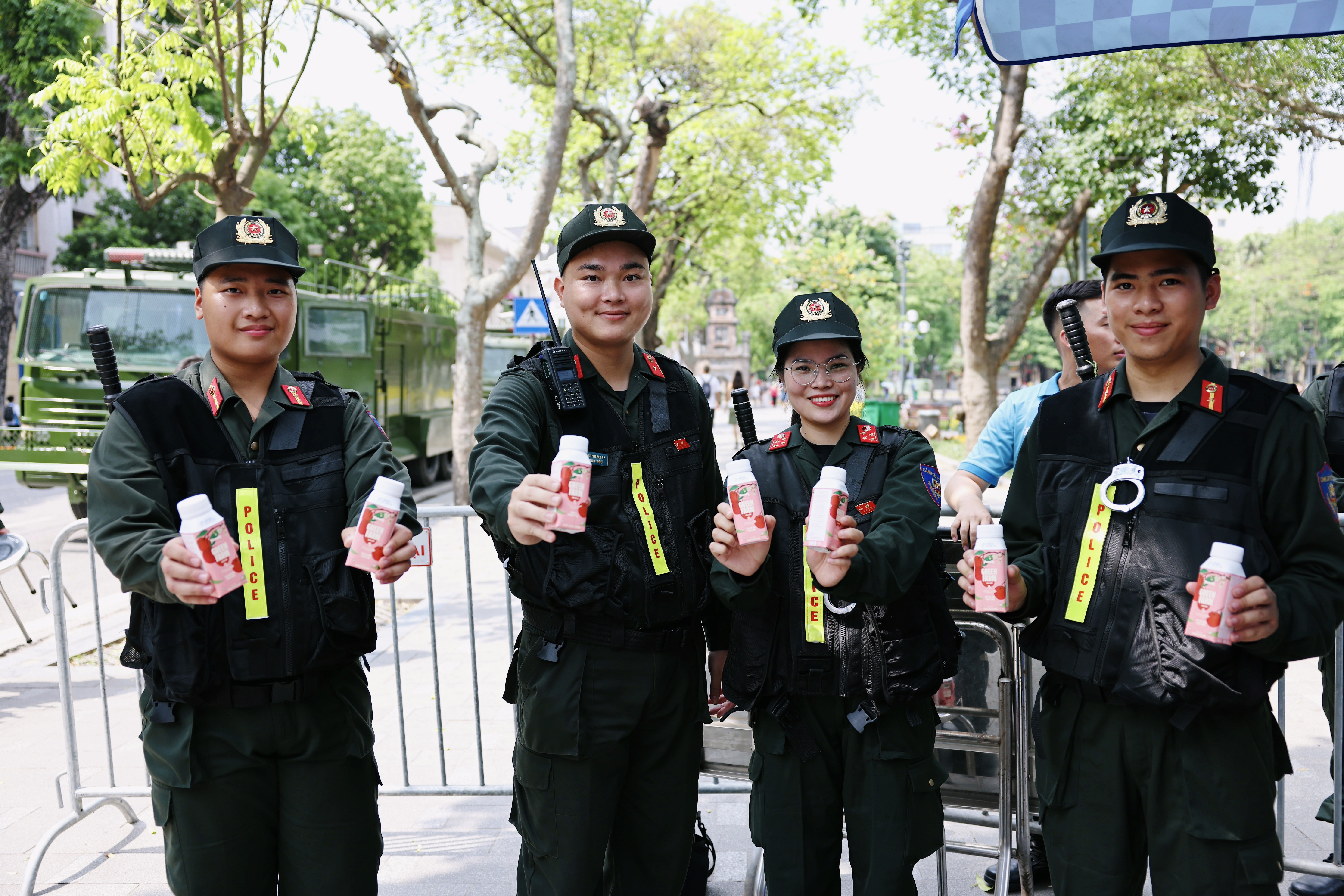 C&aacute;c chiến sĩ cảnh s&aacute;t cơ động rạng rỡ tại chương tr&igrave;nh c&ugrave;ng Vinamilk.