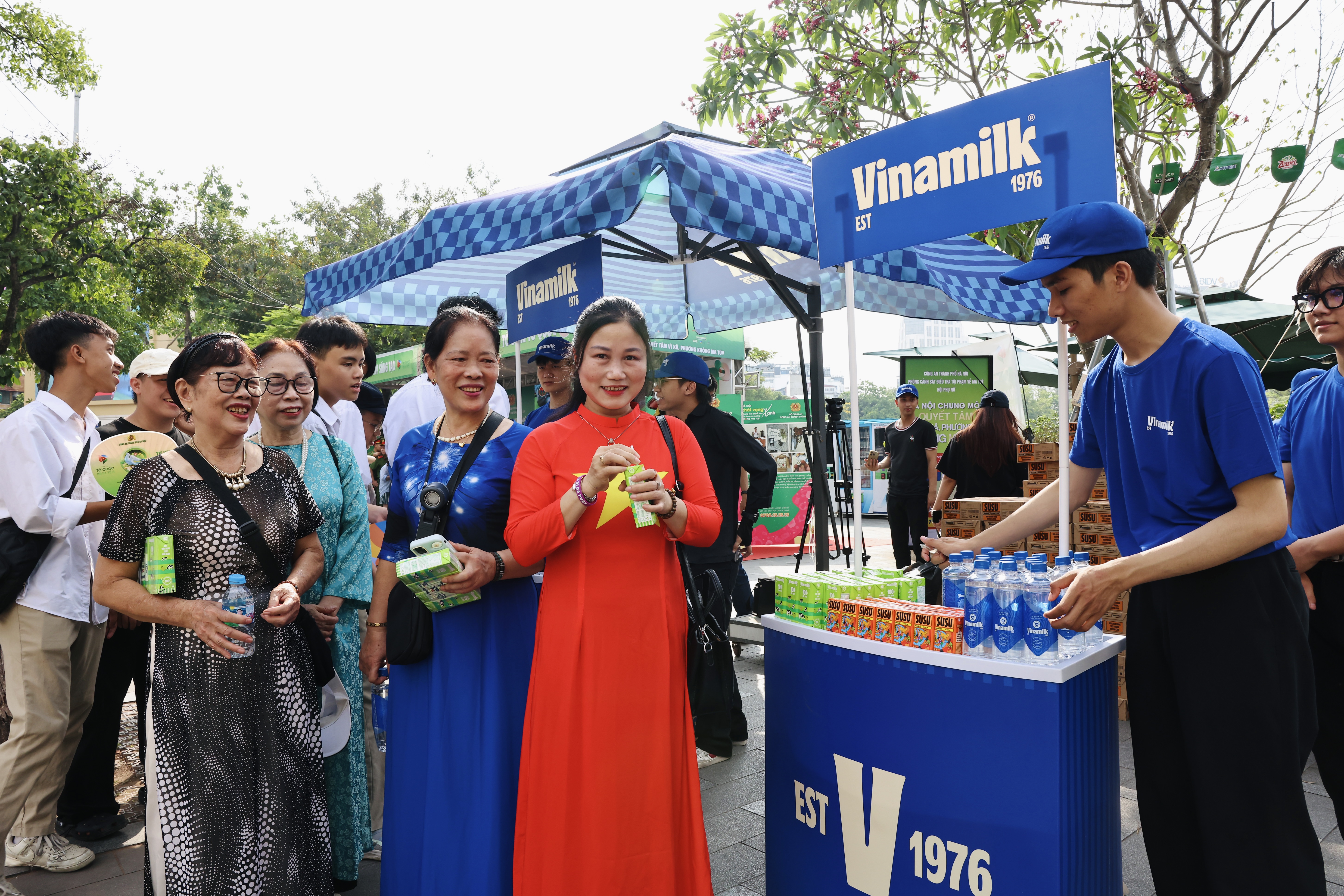 C&aacute;c điểm phục vụ của thương hiệu sữa quốc d&acirc;n được đ&ocirc;ng đảo người d&acirc;n gh&eacute; thăm v&agrave; thưởng thức.