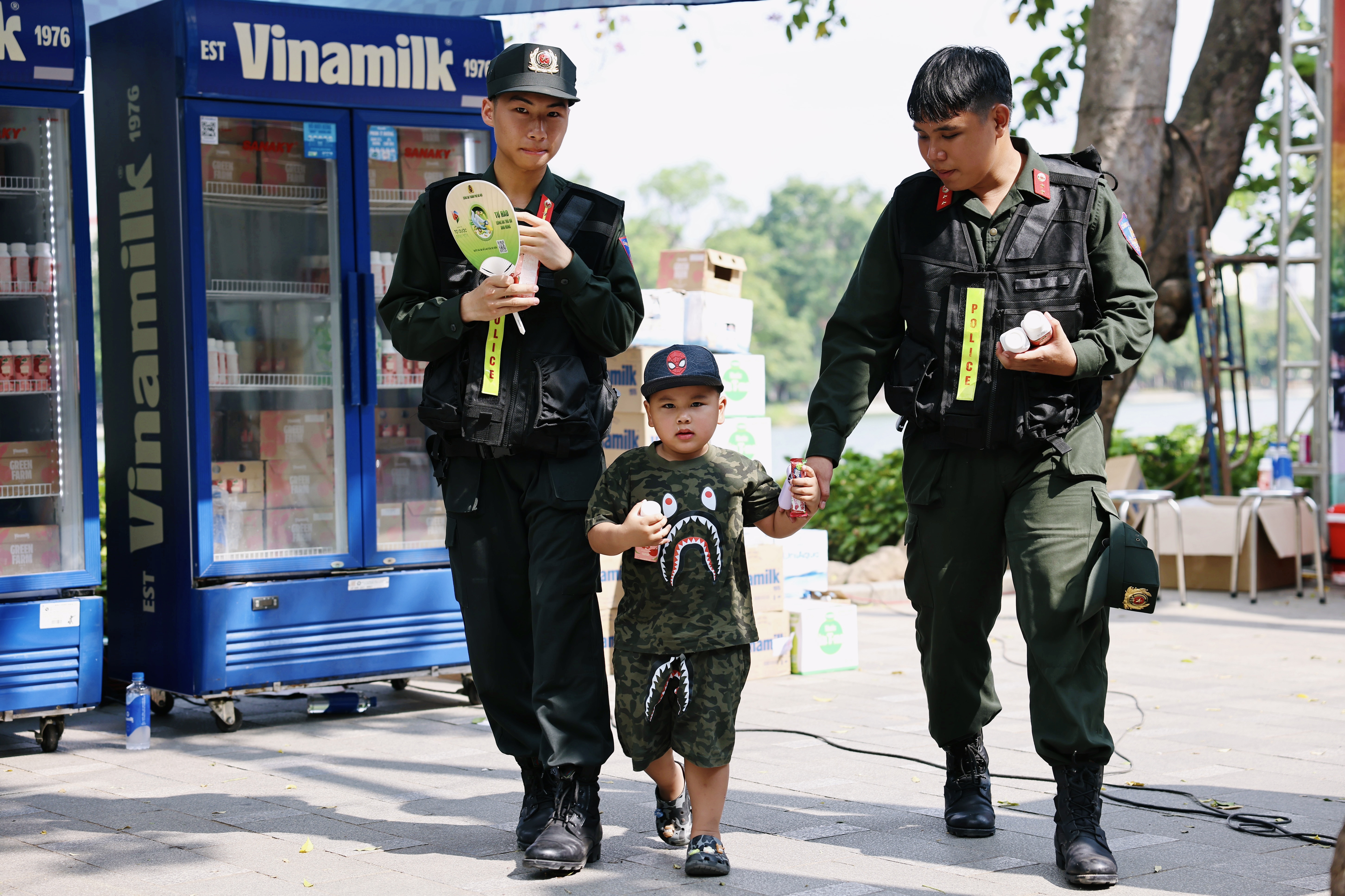  Em b&eacute; được lực lượng cảnh s&aacute;t cơ động chăm s&oacute;c, trao tặng sản phẩm dinh dưỡng Vinamilk tại chương tr&igrave;nh. 