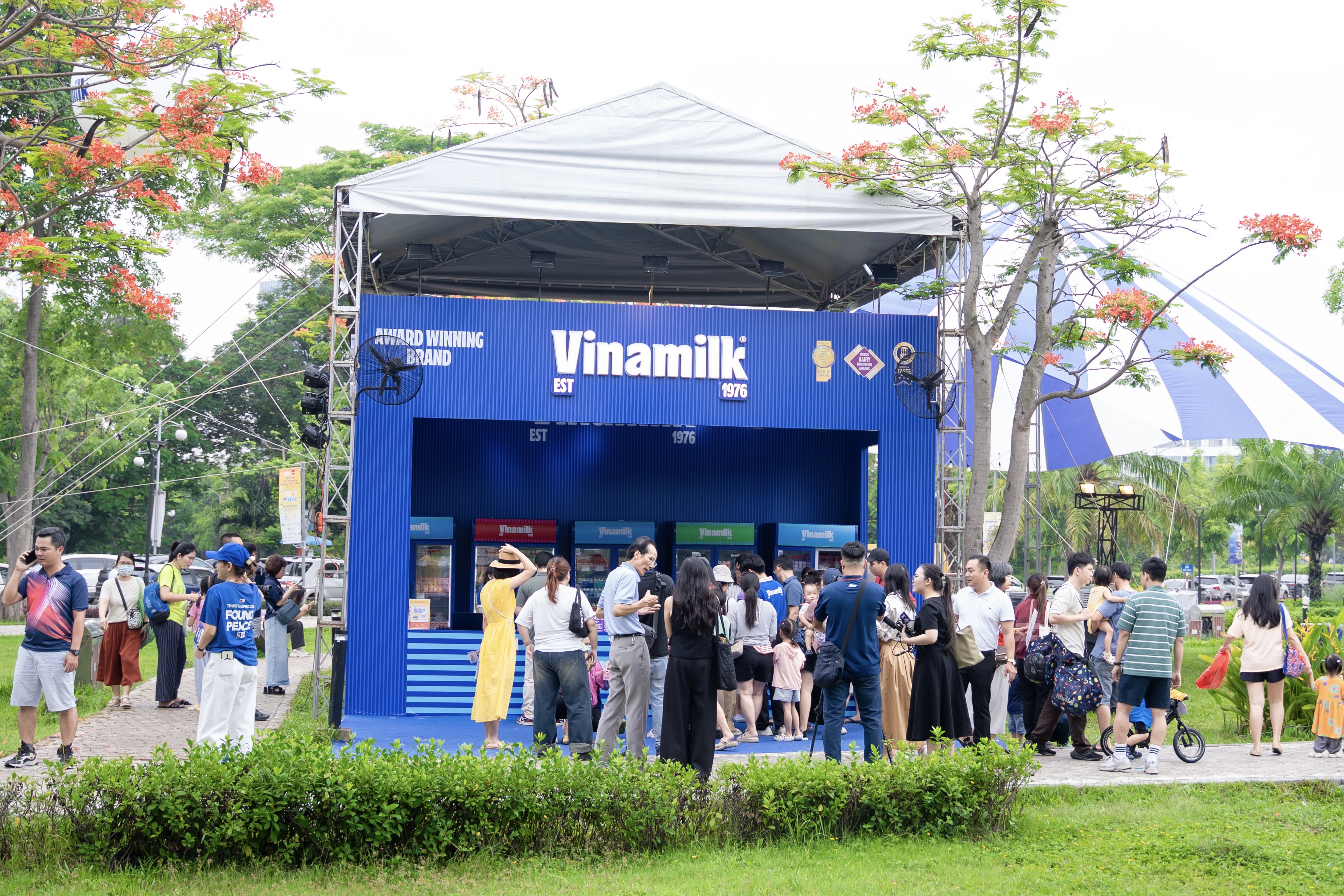  Nhiều gia đ&igrave;nh gh&eacute; thăm v&agrave; thưởng thức c&aacute;c sản phẩm dinh dưỡng Vinamilk tại kh&ocirc;ng gian trải nghiệm của thương hiệu quốc d&acirc;n n&agrave;y. 