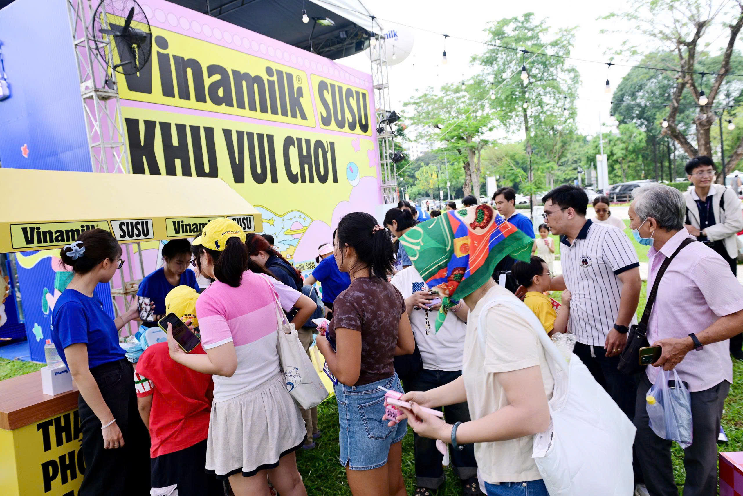 Khu vui chơi của Vinamilk với c&aacute;c tr&ograve; chơi th&uacute; vị v&agrave; những phần qu&agrave; đ&aacute;ng y&ecirc;u đặc biệt thu h&uacute;t phụ huynh v&agrave; c&aacute;c b&eacute;.