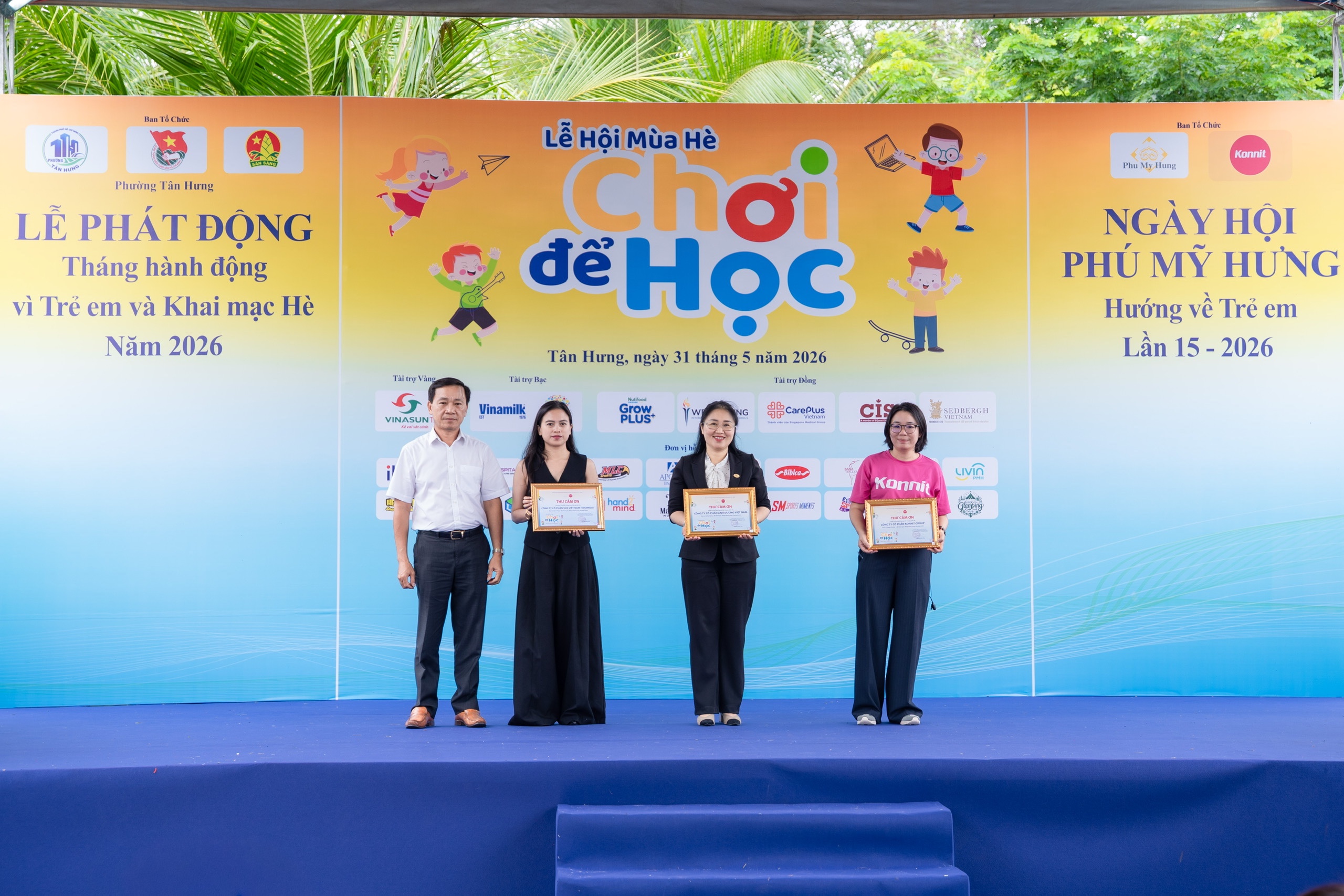 B&agrave; L&ecirc; Thị Tr&acirc;m Anh, Trưởng Bộ phận Truyền th&ocirc;ng Marketing Vinamilk (thứ 2 từ tr&aacute;i qua), nhận kỷ niệm chương của chương tr&igrave;nh.