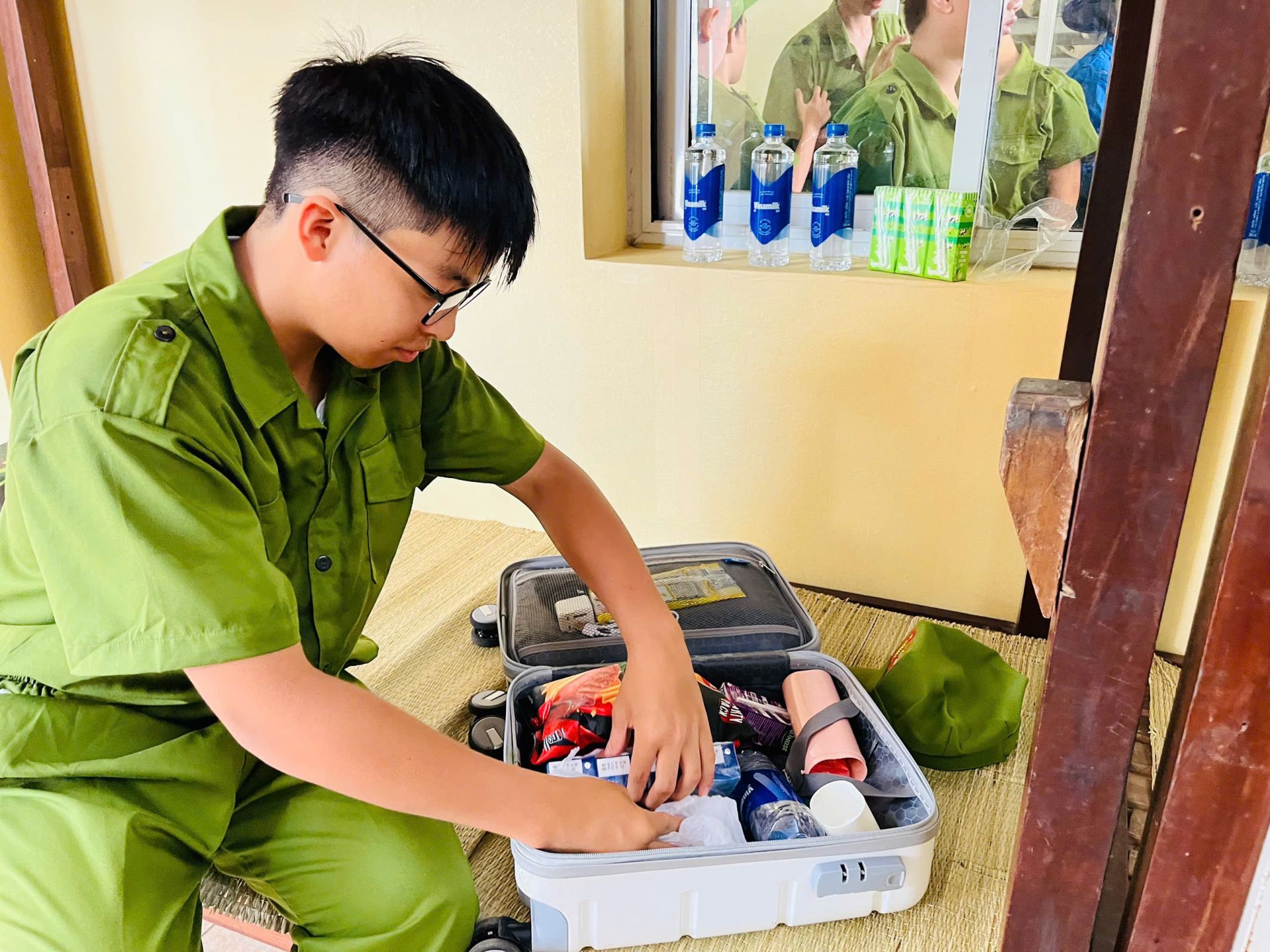 Ph&uacute;c Khang học c&aacute;ch tự xắp xếp đồ d&ugrave;ng trong ng&agrave;y đầu tham gia &ldquo;Học l&agrave;m chiến sĩ c&ocirc;ng an&rdquo;.