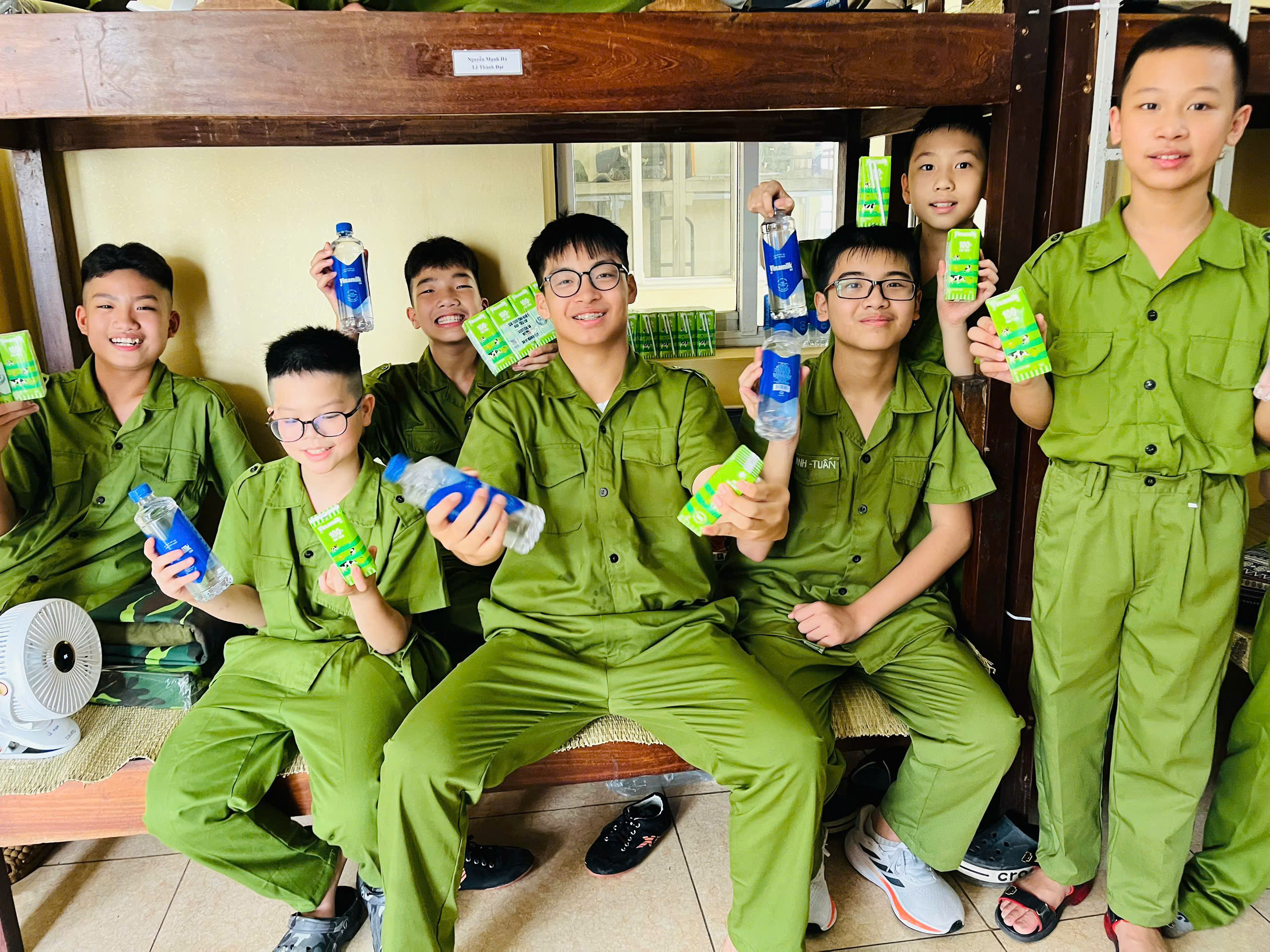 Ph&uacute;c Khang (ngồi giữa) chụp ảnh c&ugrave;ng c&aacute;c bạn trong ph&ograve;ng ng&agrave;y đầu tham gia &ldquo;Học l&agrave;m chiến sĩ c&ocirc;ng an&rdquo;.