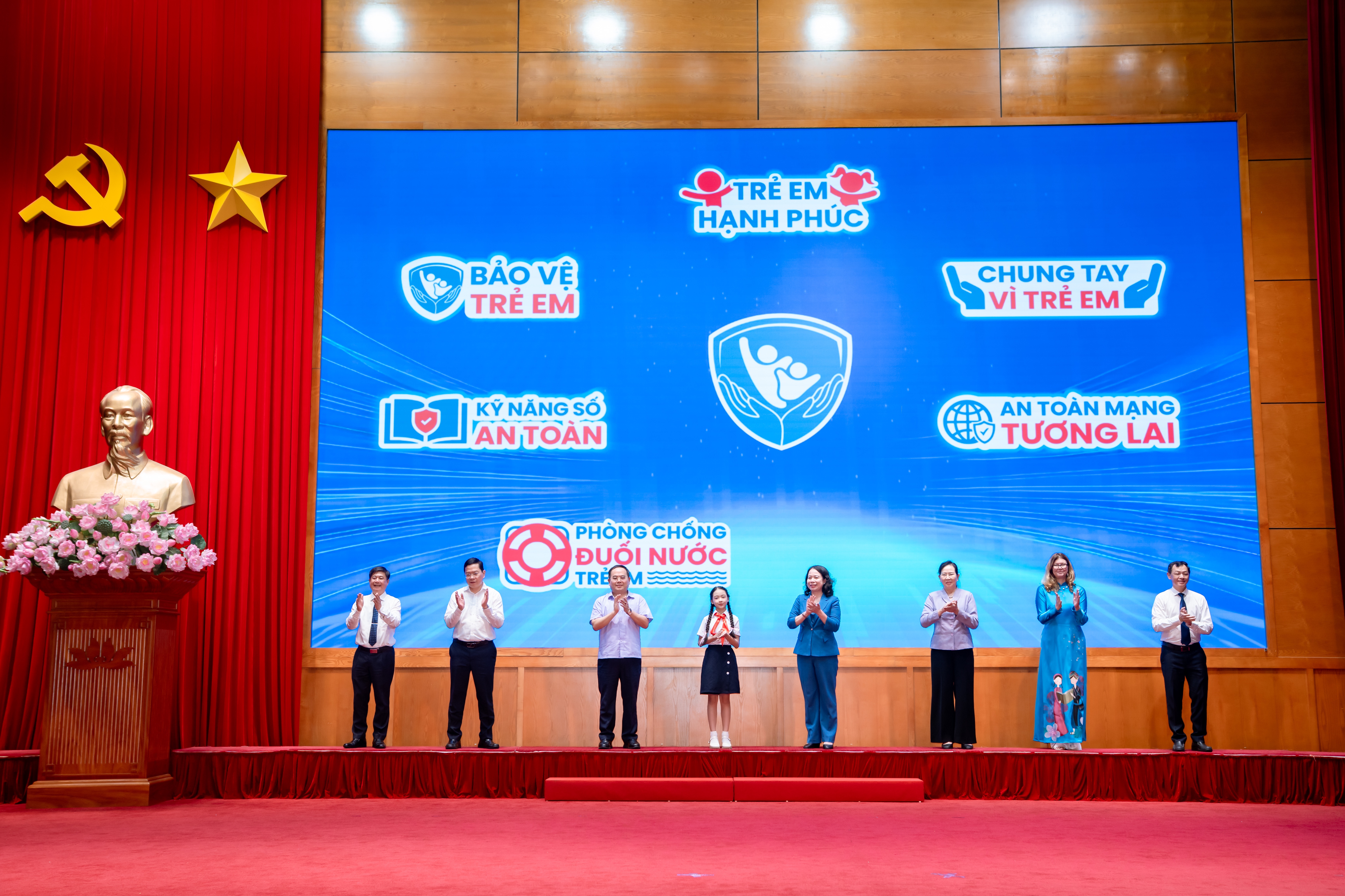 C&aacute;c đại biểu thực hiện nghi thức ph&aacute;t động Th&aacute;ng h&agrave;nh động v&igrave; trẻ em Việt Nam năm 2026.
