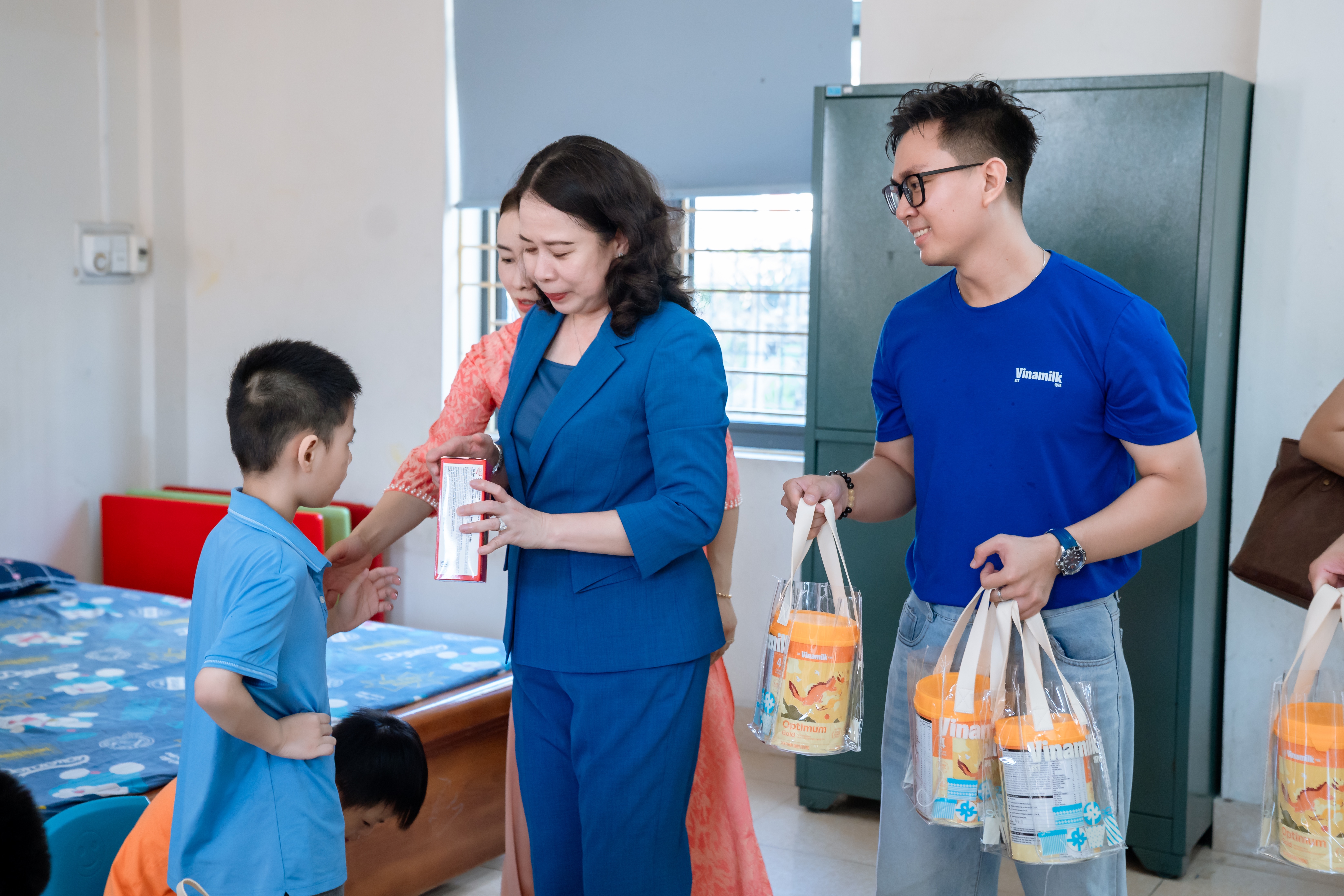 B&agrave; V&otilde; Thị &Aacute;nh Xu&acirc;n - B&iacute; thư Trung ương Đảng, Ph&oacute; Chủ tịch nước &ndash; trao tặng những phần qu&agrave; đến c&aacute;c em tại Trung t&acirc;m Trợ gi&uacute;p X&atilde; hội tỉnh Quảng Ninh.