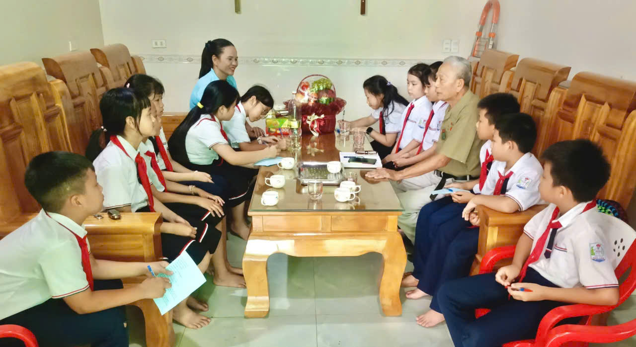 Nhiều em lần đầu ti&ecirc;n cảm nhận s&acirc;u sắc rằng cuộc sống y&ecirc;n b&igrave;nh h&ocirc;m nay được đ&aacute;nh đổi bằng biết bao gian khổ, hy sinh. Đ&oacute; l&agrave; những người l&iacute;nh từng sống giữa mưa bom b&atilde;o đạn, l&agrave; những gia đ&igrave;nh chịu cảnh chia ly, mất m&aacute;t, l&agrave; những người con ưu t&uacute; của Tổ quốc đ&atilde; m&atilde;i m&atilde;i nằm lại nơi chiến trường.