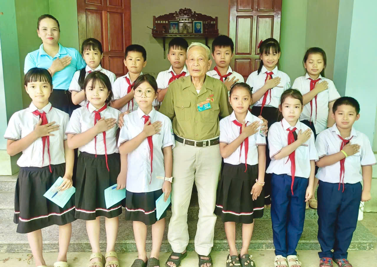 Khoảnh khắc &yacute; nghĩa khi c&aacute;c em thiếu nhi gặp gỡ, tri &acirc;n v&agrave; chụp ảnh c&ugrave;ng nh&acirc;n chứng lịch sử &ndash; những người đ&atilde; g&oacute;p phần viết n&ecirc;n trang sử vẻ vang của d&acirc;n tộc.