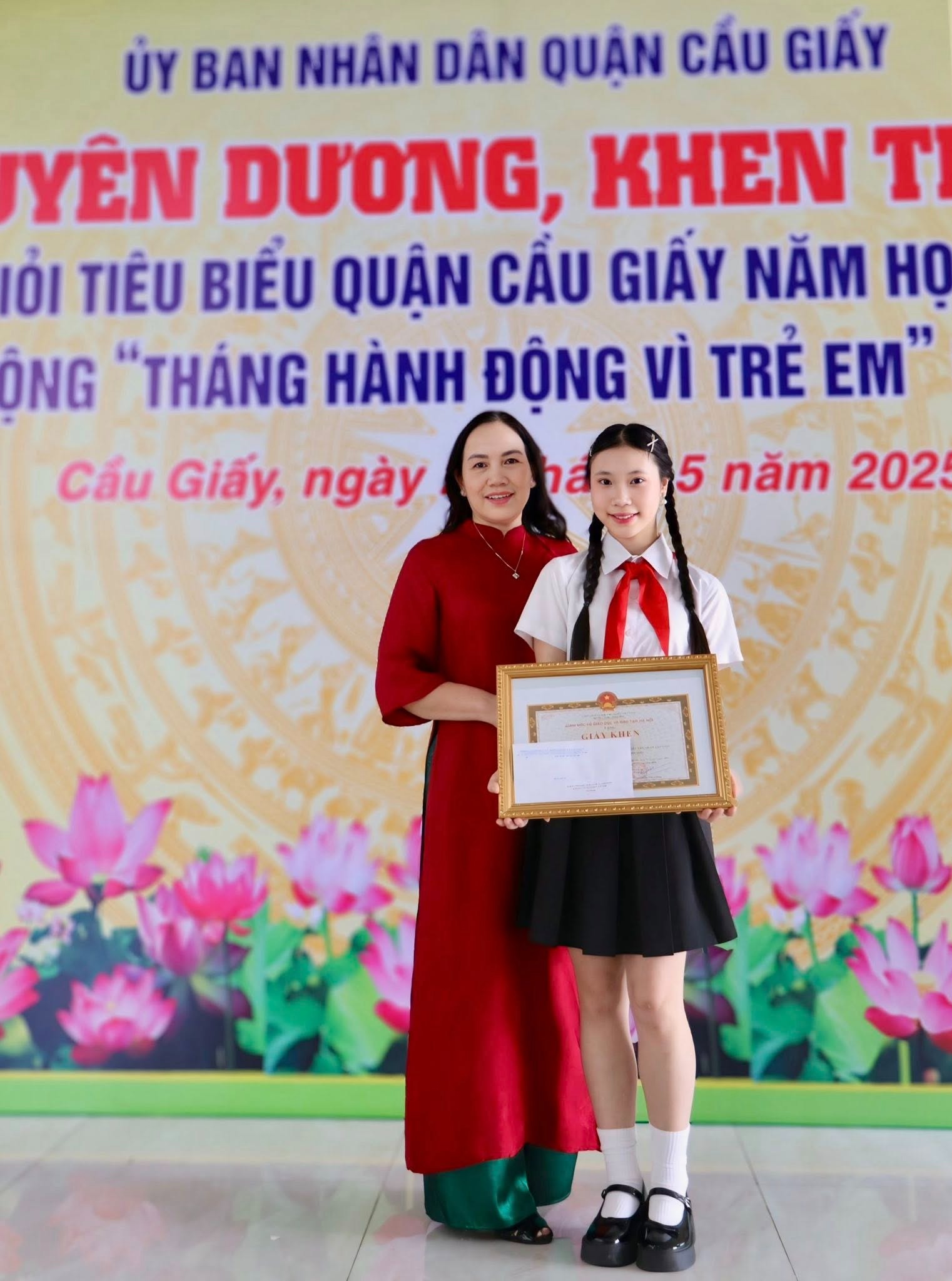 Trà My lu&ocirc;n chăm chỉ học t&acirc;̣p, được tuy&ecirc;n dương c&acirc;́p trường và qu&acirc;̣n C&acirc;̀u Gi&acirc;́y (cũ).