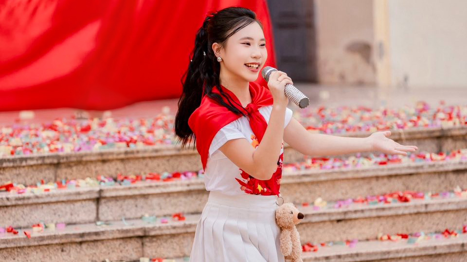 Trà My có năng khi&ecirc;́u ngh&ecirc;̣ thu&acirc;̣t và đã tham gia vào nhi&ecirc;̀u s&acirc;n kh&acirc;́u lớn.