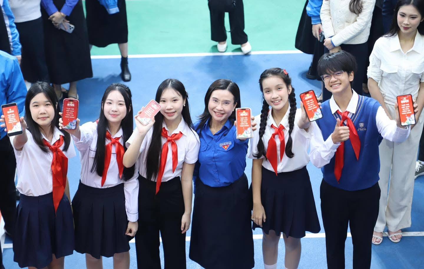 Thi&ecirc;n Kim (đứng thứ 2 từ phải qua) tích cực tham gia các hoạt đ&ocirc;̣ng do H&ocirc;̣i đ&ocirc;̀ng Đ&ocirc;̣i Trung ương t&ocirc;̉ chức.