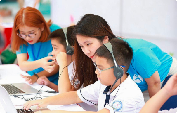 M&ocirc;i trường học tập trực tuyến hiện đại gi&uacute;p tăng hứng th&uacute; v&agrave; khả năng tự học của học sinh. 