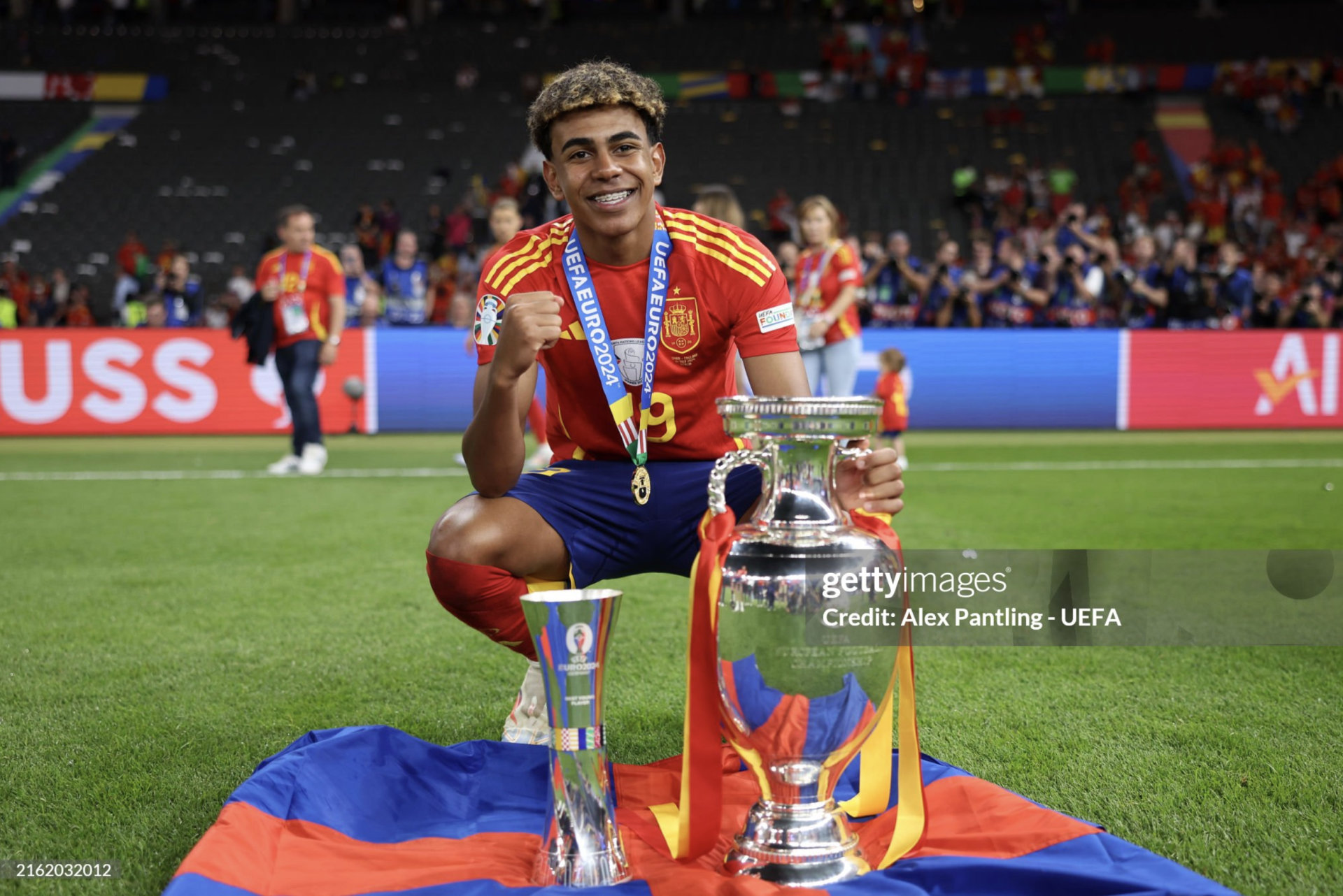 Lamine Yamal ăn mừng sau khi T&acirc;y Ban Nha thắng Anh ở chung kết Euro 2024.