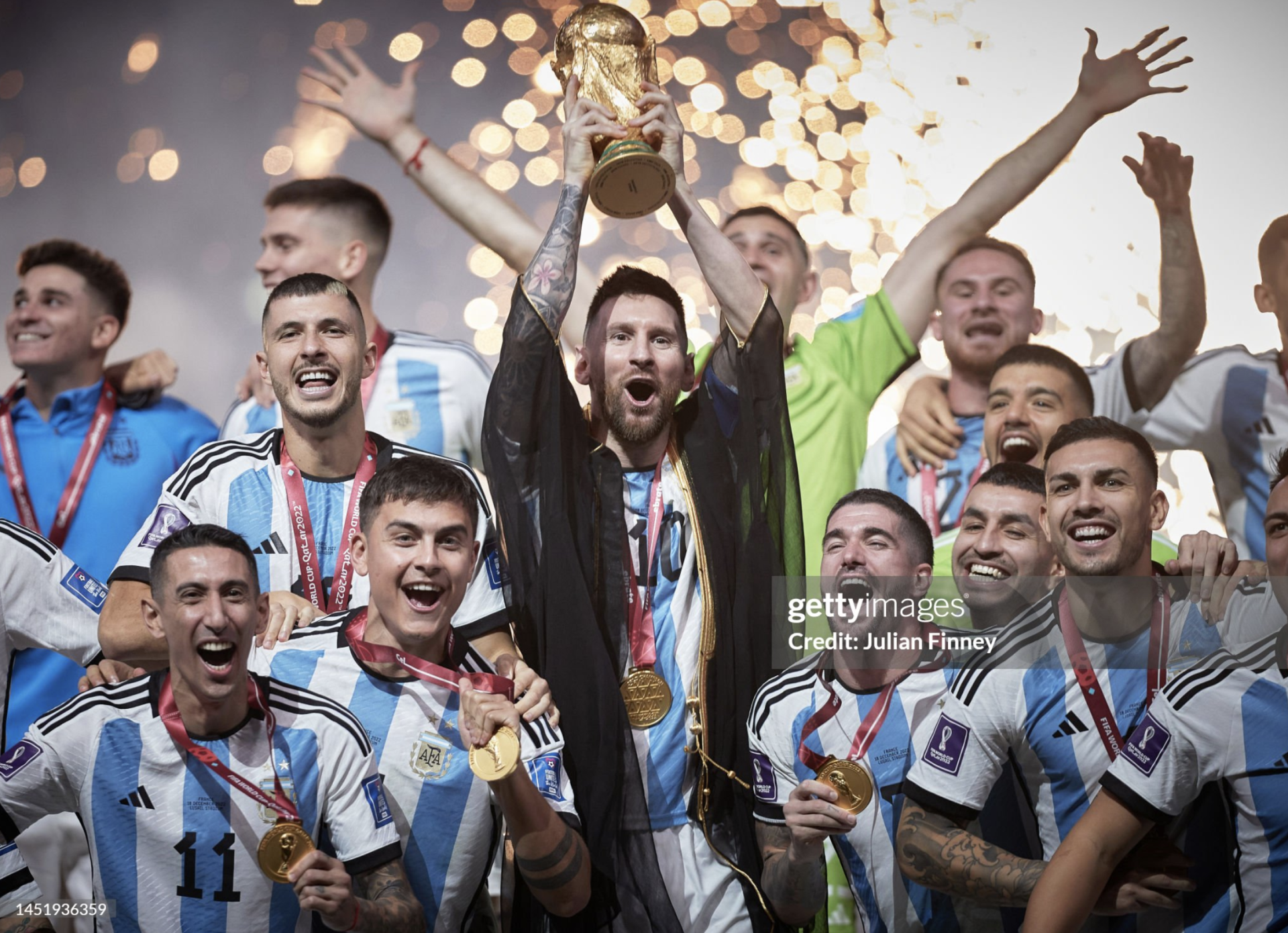C&aacute;c cầu thủ Argentina n&acirc;ng c&uacute;p v&ocirc; địch tại kỳ World Cup 2022.