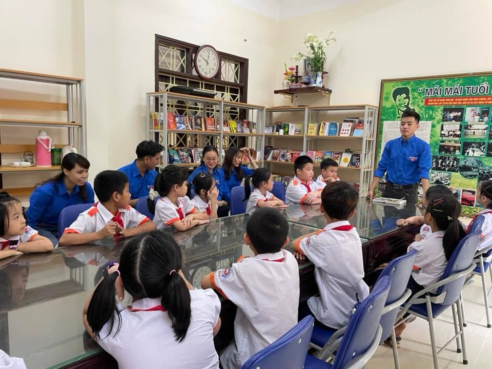 Th&acirc;̀y Nguy&ecirc;̃n Sỹ Qu&acirc;n cùng các học trò tìm v&ecirc;̀ địa chỉ đỏ.