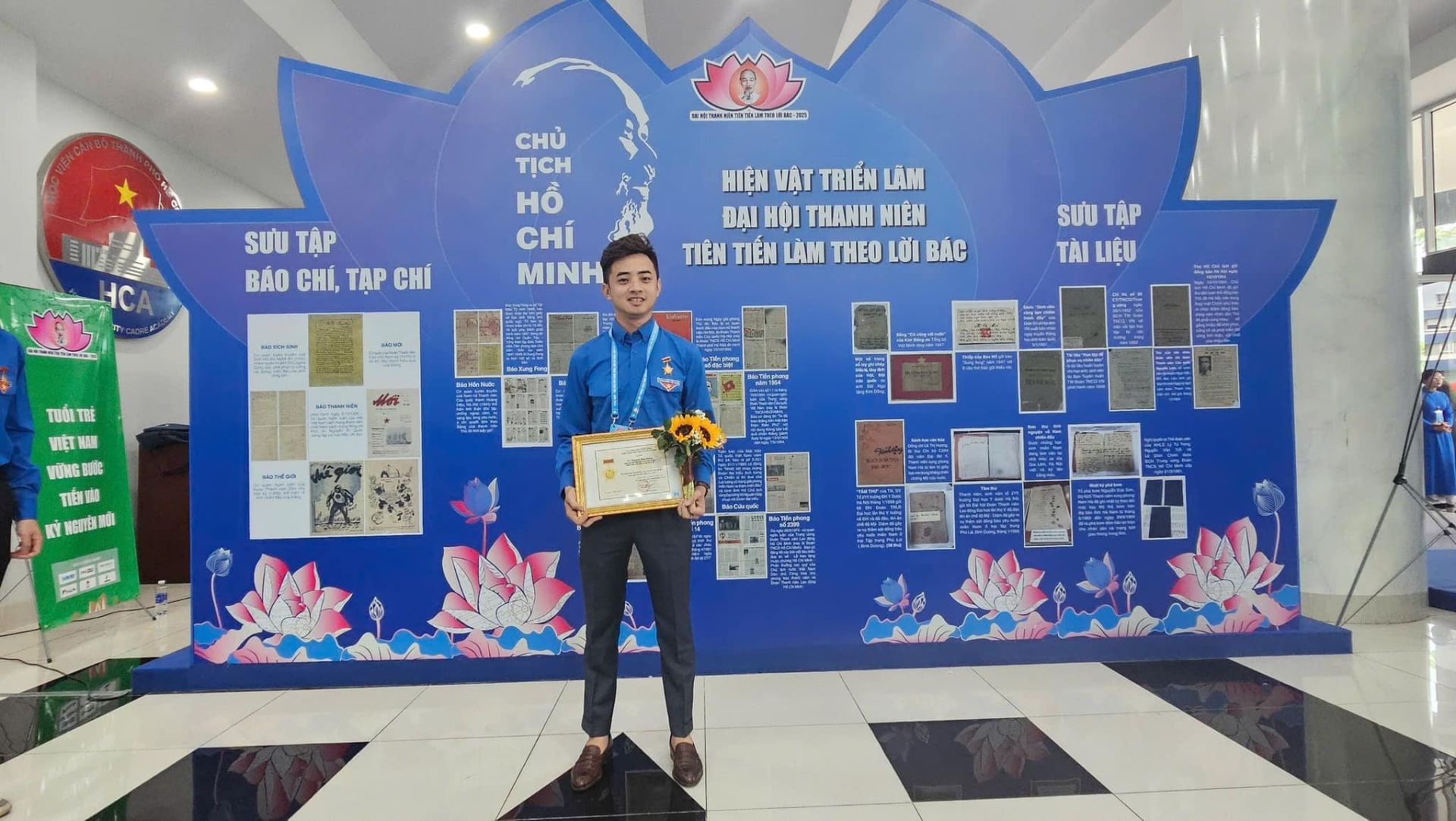 Th&acirc;̀y Nguy&ecirc;̃n Sỹ Qu&acirc;n được Trung ương Đoàn trao danh hi&ecirc;̣u Thanh ni&ecirc;n ti&ecirc;n ti&ecirc;́n làm theo lời Bác.