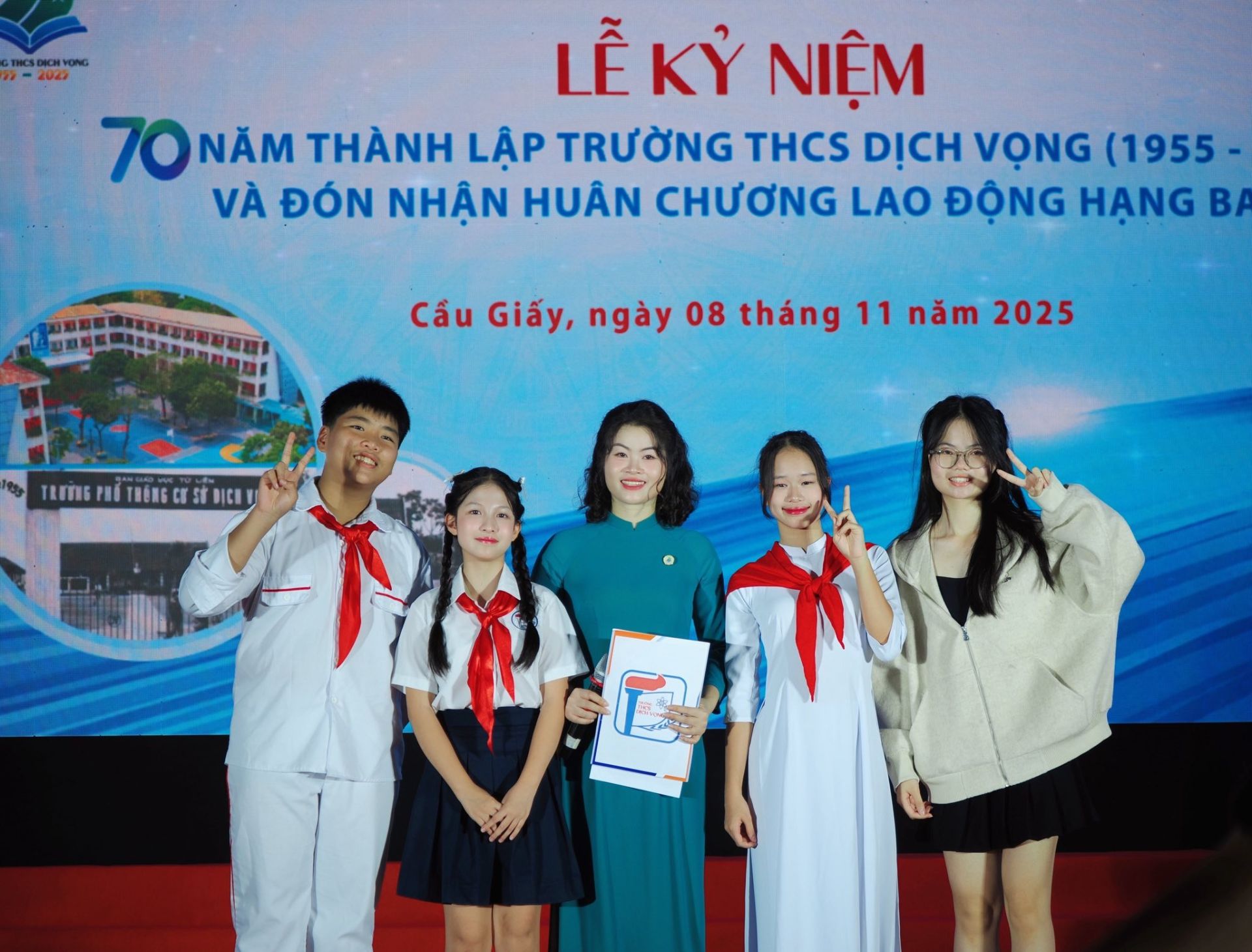 C&ocirc; bạn là ni&ecirc;̀m tự hào của th&acirc;̀y c&ocirc; và bạn bè.