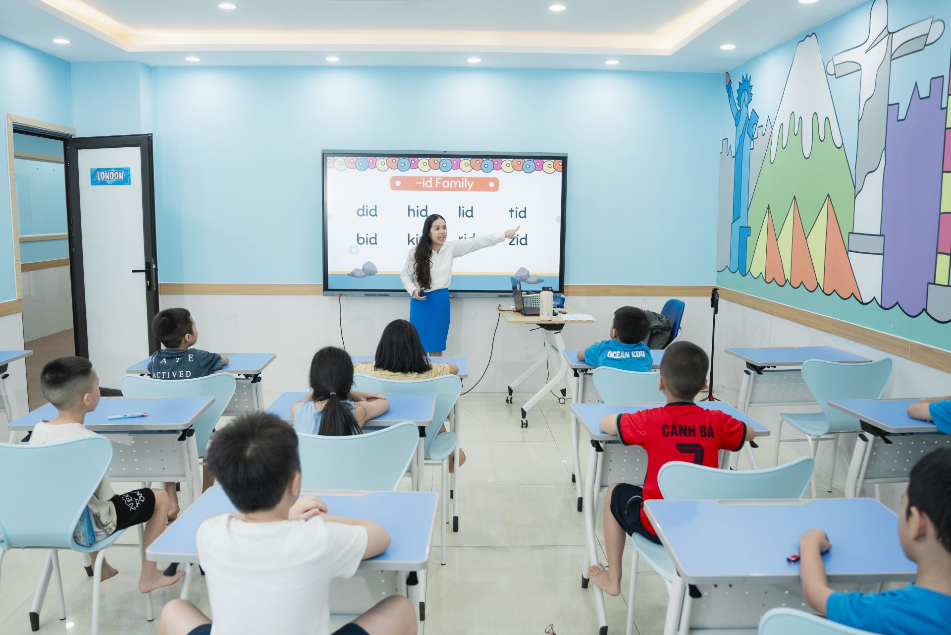 Gi&aacute;o vi&ecirc;n đang kiểm tra tet đầu v&agrave;o những học sinh mới