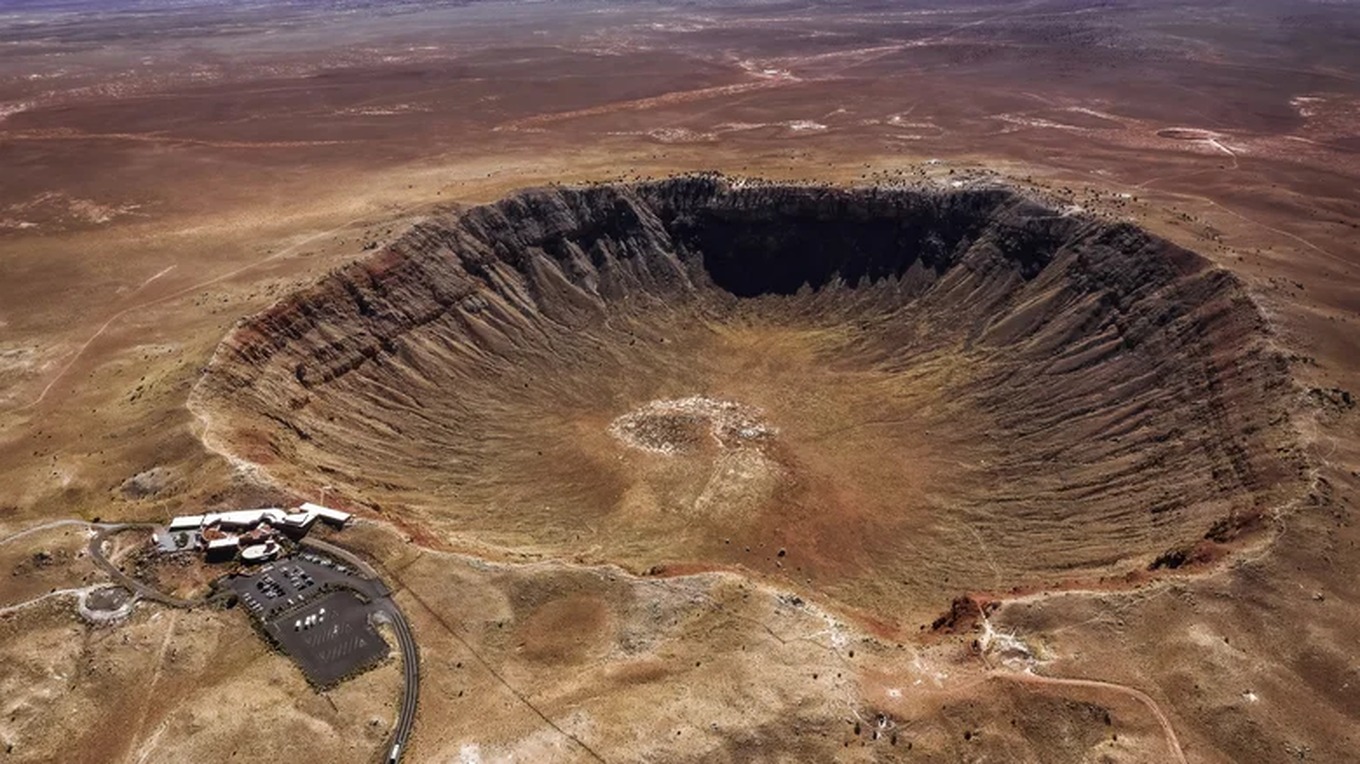 Hố va chạm Thi&ecirc;n thạch ở bang Arizona, Mỹ - một hố va chạm thi&ecirc;n thạch nổi tiếng v&agrave; được bảo tồn tốt nhất tr&ecirc;n Tr&aacute;i Đất. N&oacute; h&igrave;nh th&agrave;nh c&aacute;ch đ&acirc;y khoảng 50.000 năm khi một thi&ecirc;n thạch sắt &ndash; niken c&oacute; đường k&iacute;nh khoảng 50 m&eacute;t lao xuống mặt đất.