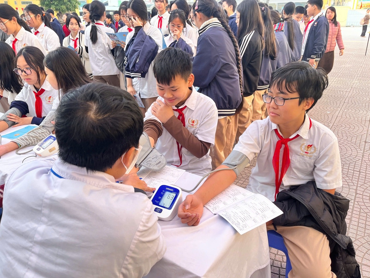 Học sinh trường THCS Y&ecirc;n Sở khám sức khỏe định kỳ.
