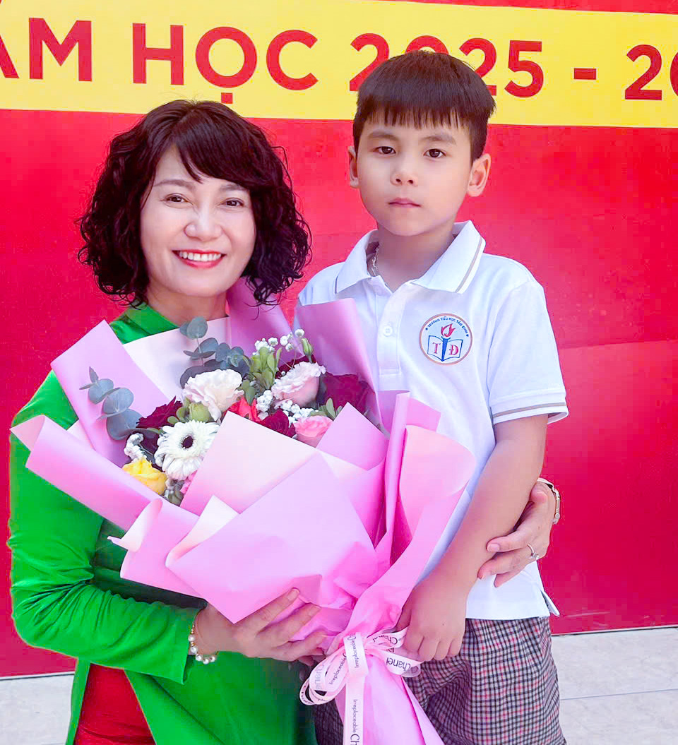 TS. Ho&agrave;ng Th&uacute;y Nga &ndash; Hiệu trưởng trường Tiểu học T&acirc;n Định b&ecirc;n học tr&ograve;.