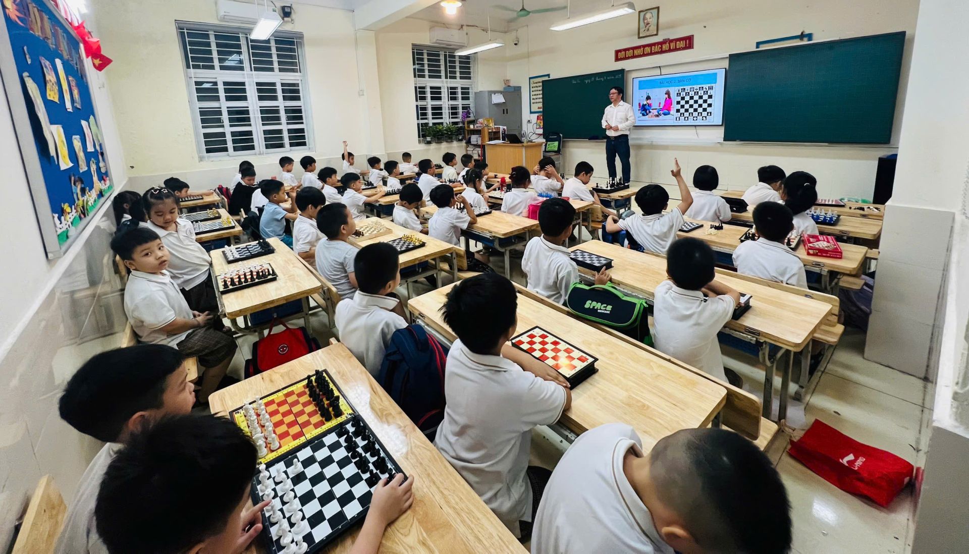 C&aacute;c bạn học sinh trường Tiểu học T&acirc;n Định tham gia c&aacute;c c&acirc;u lạc bộ năng khiếu thể thao được tổ chức tại trường trong dịp h&egrave;. 