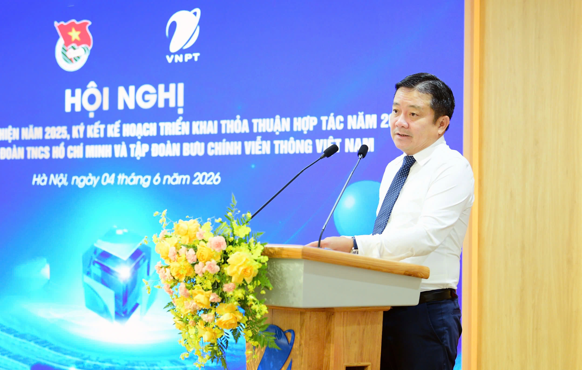 &Ocirc;ng Huỳnh Quang Li&ecirc;m - Tổng Gi&aacute;m đốc Tập đo&agrave;n VNPT ph&aacute;t biểu tại hội nghị đ&aacute;nh gi&aacute; kết quả hợp t&aacute;c năm 2025 v&agrave; k&yacute; kết kế hoạch triển khai thỏa thuận hợp t&aacute;c năm 2026 giữa T.Ư Đo&agrave;n v&agrave; VNPT.