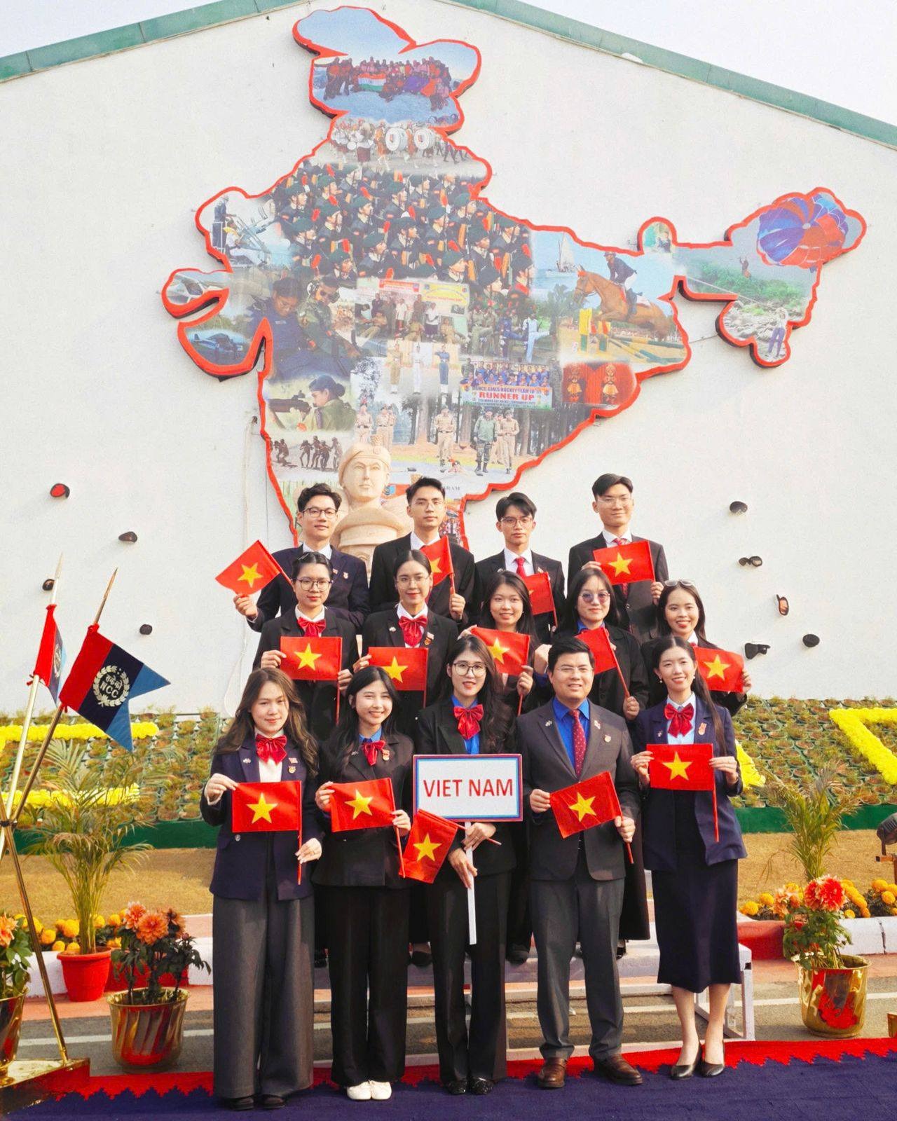 Chị Hằng tham gia c&ugrave;ng đo&agrave;n c&ocirc;ng t&aacute;c của Trung ương Đo&agrave;n trong chuyến giao lưu tại Ấn Độ.