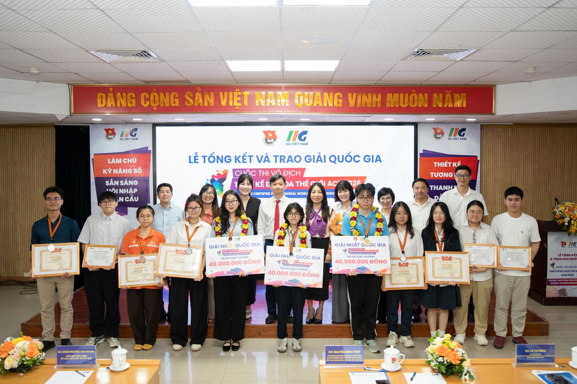 Ban T&ocirc;̉ chức trao giải cho các thí sinh xu&acirc;́t sắc.