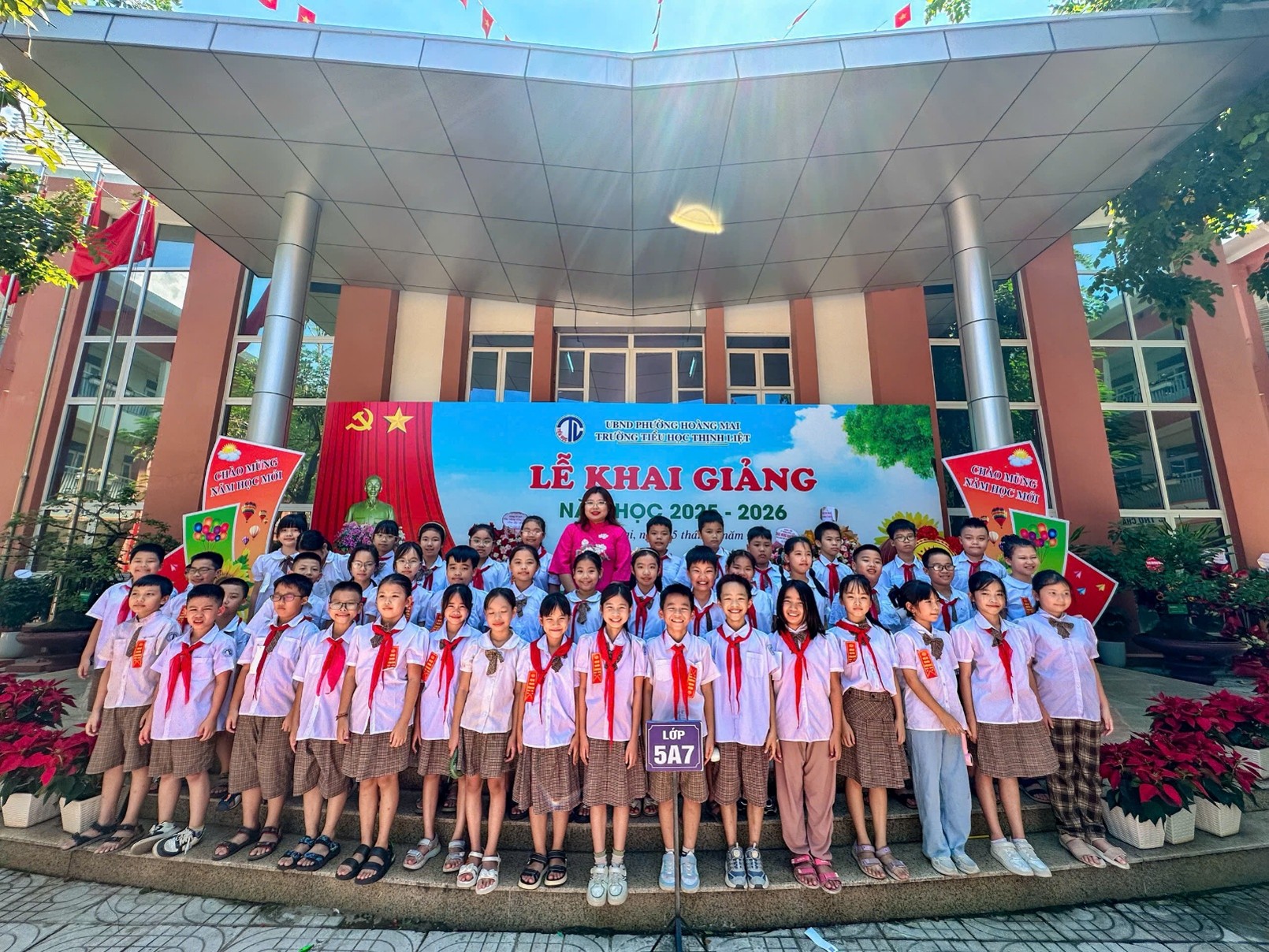 C&ocirc; gi&aacute;o Thu Huyền rạng rỡ lưu giữ kỷ niệm đẹp c&ugrave;ng tập thể học sinh lớp 5A7 th&acirc;n y&ecirc;u.