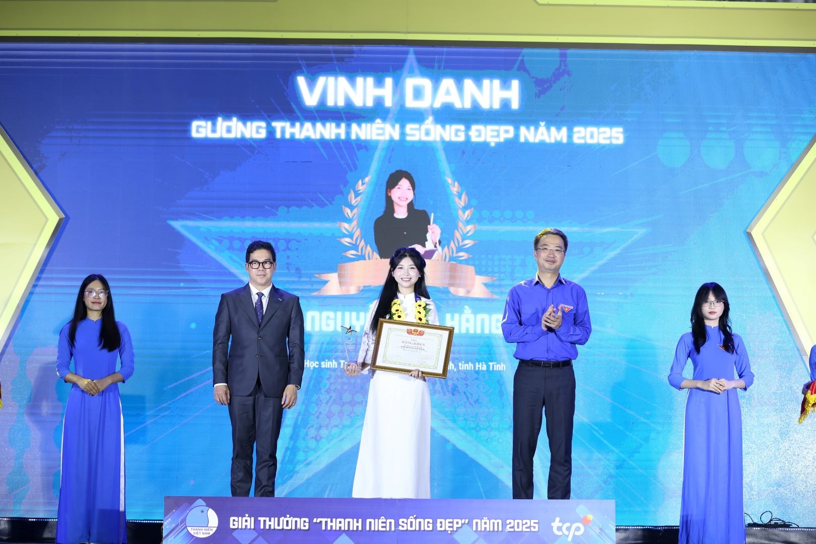 Trung ương Đo&agrave;n vinh danh chị Nguyễn Thị Hằng với giải thưởng Thanh ni&ecirc;n sống đẹp.