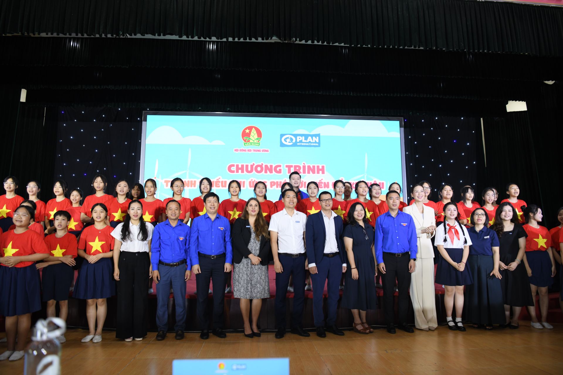 Các đại bi&ecirc;̉u và thi&ecirc;́u nhi chup ảnh lưu ni&ecirc;̣m tại h&ocirc;̣i nghị.