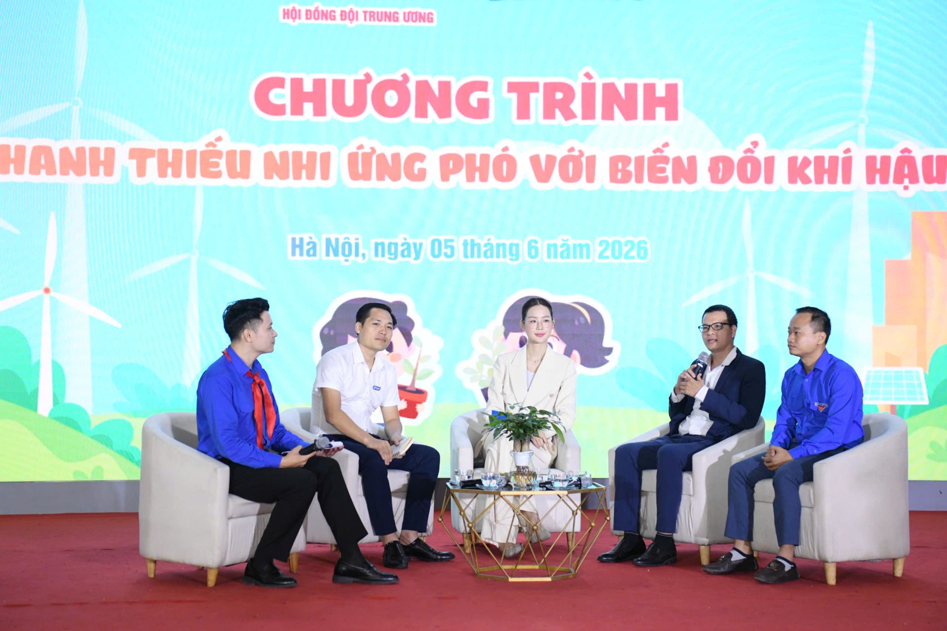C&aacute;c đại biểu thảo luận, chia sẻ &yacute; kiến về chủ đề của chương tr&igrave;nh.