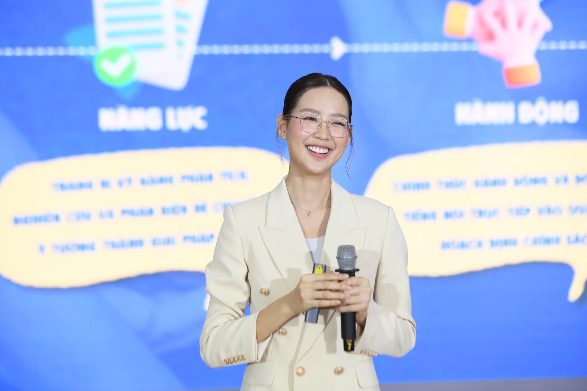 Hoa h&acirc;̣u L&ecirc; Nguy&ecirc;̃n Bảo Ngọc giao lưu cùng các em thi&ecirc;́u nhi.