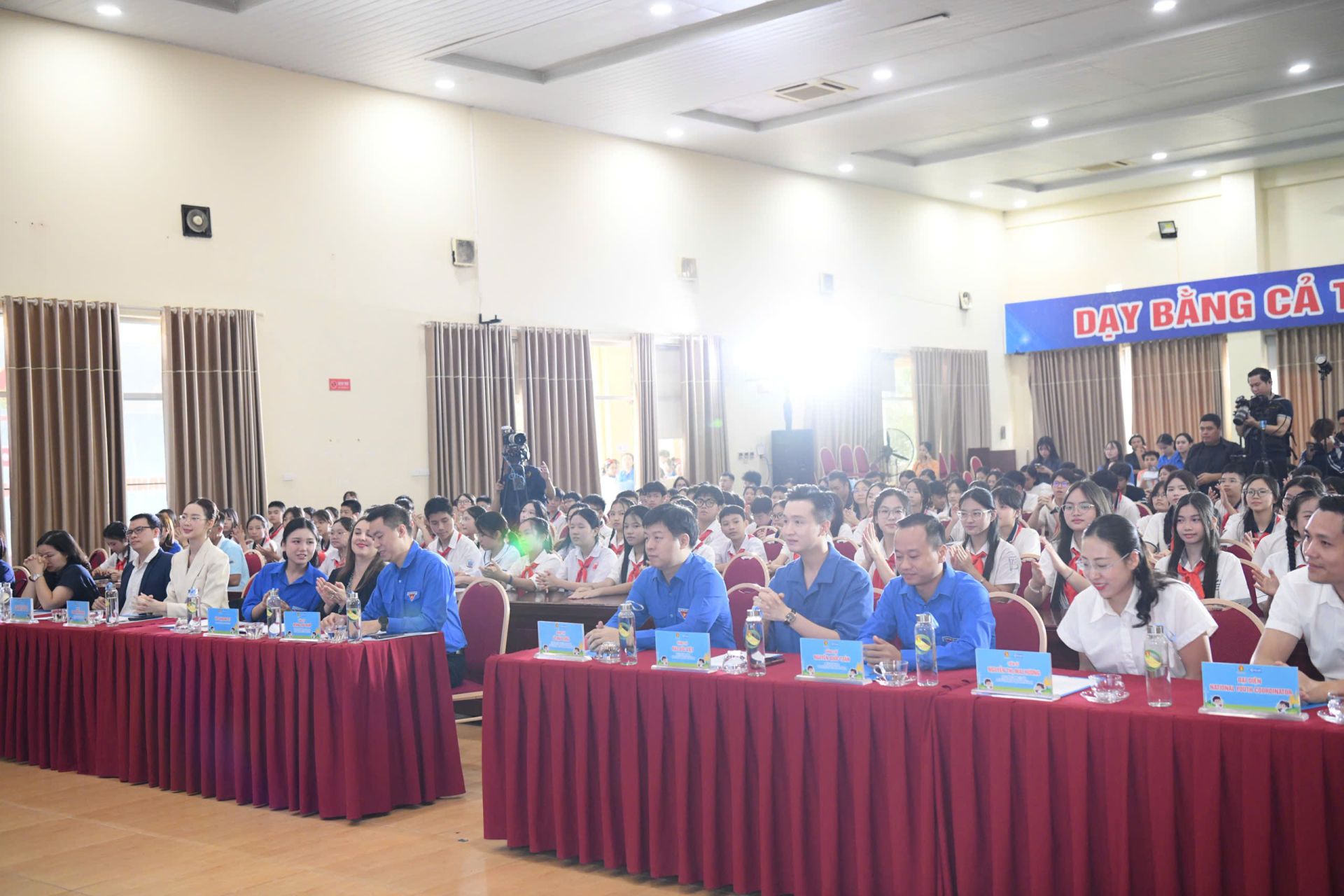Quang cảnh h&ocirc;̣i nghị.