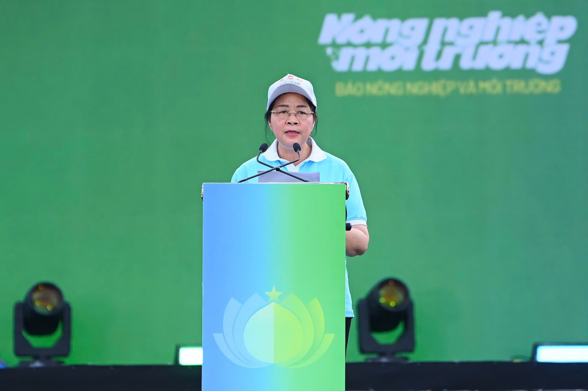 B&aacute;c B&ugrave;i Thị Minh Ho&agrave;i ph&aacute;t biểu tại lễ ph&aacute;t động.