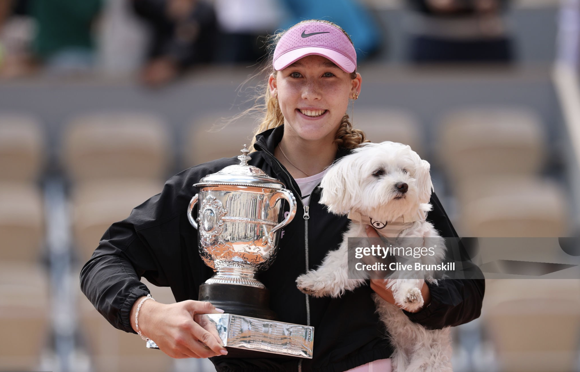 Andreeva ăn mừng chức v&ocirc; địch Roland Garros.