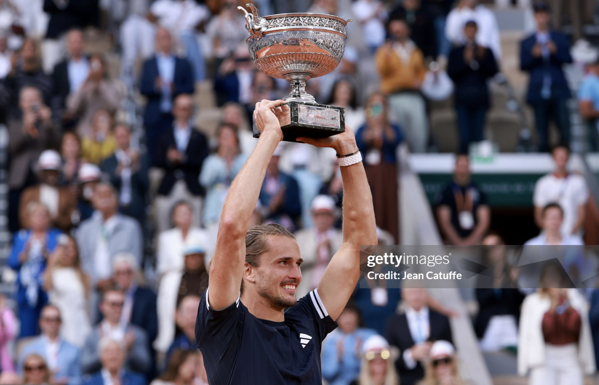 Zverev ăn mừng chức v&ocirc; địch Roland Garros 2026.