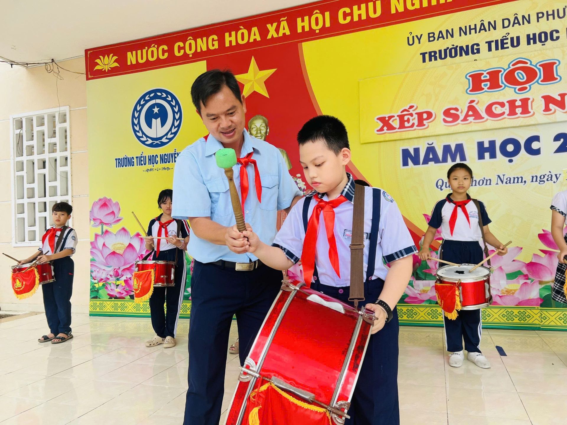 Th&acirc;̀y B&ugrave;i Thế Quyền lu&ocirc;n l&agrave; tấm gương t&acirc;̣n t&acirc;m với c&ocirc;ng tác Đ&ocirc;̣i và phong trào thi&ecirc;́u nhi. 