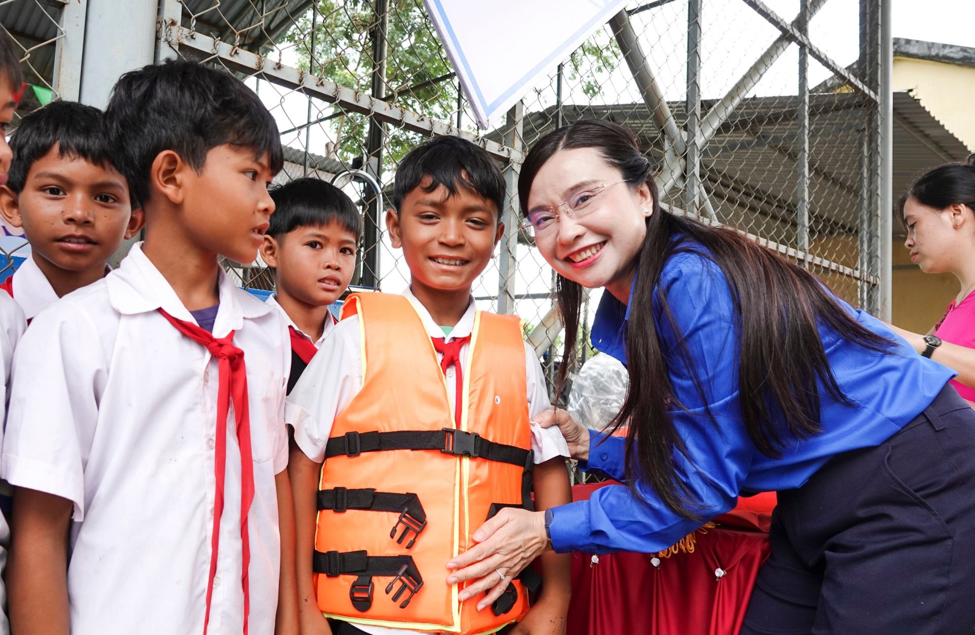 Bí thư T.Ư Đoàn Nguy&ecirc;̃n Phạm Duy Trang trao áo phao tại L&ecirc;̃ khai mạc lớp dạy bơi mi&ecirc;̃n phí cho thi&ecirc;́u nhi Gia Lai.