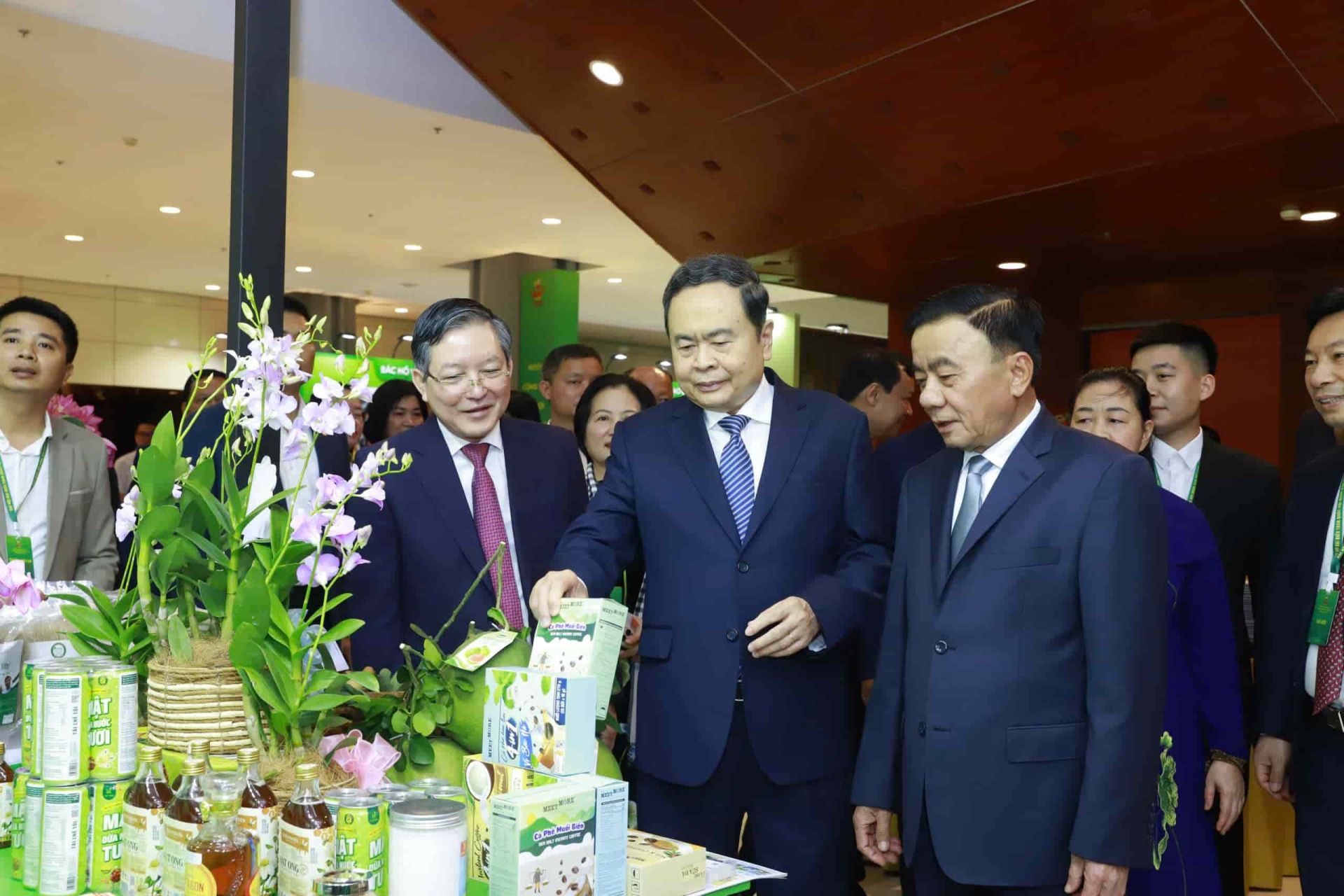 Trần Thanh Mẫn - Ủy vi&ecirc;n Bộ Ch&iacute;nh trị, Chủ tịch Quốc hội (giữa ảnh); đồng ch&iacute; Trần Cẩm T&uacute;, Ủy vi&ecirc;n Bộ Ch&iacute;nh trị, Thường trực Ban B&iacute; thư (phải ảnh); đồng ch&iacute; Lương Quốc Đo&agrave;n, Ủy vi&ecirc;n Trung ương Đảng, Chủ tịch Trung ương Hội N&ocirc;ng d&acirc;n Việt Nam thăm quan gian h&agrave;ng c&aacute;c n&ocirc;ng sản, đặc sản của n&ocirc;ng d&acirc;n giới thiệu b&ecirc;n lề Đại hội IX. Ảnh: Phạm Hưng. Ảnh: B&aacute;o Lao Động.