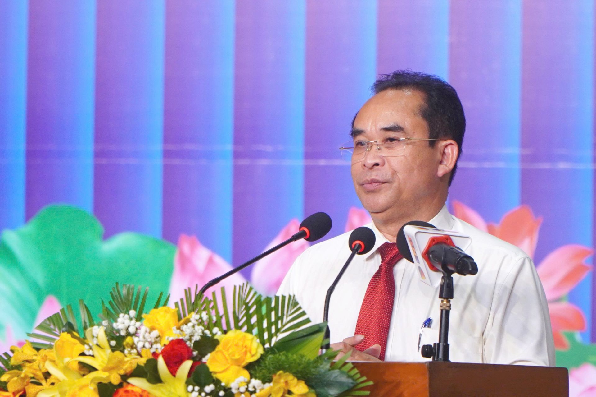 Bác Trần Anh Tuấn - Ph&oacute; chủ tịch Ủy ban nh&acirc;n d&acirc;n TP. Đ&agrave; Nẵng phát bi&ecirc;̉u đ&ocirc;̣ng vi&ecirc;n các em học sinh.
