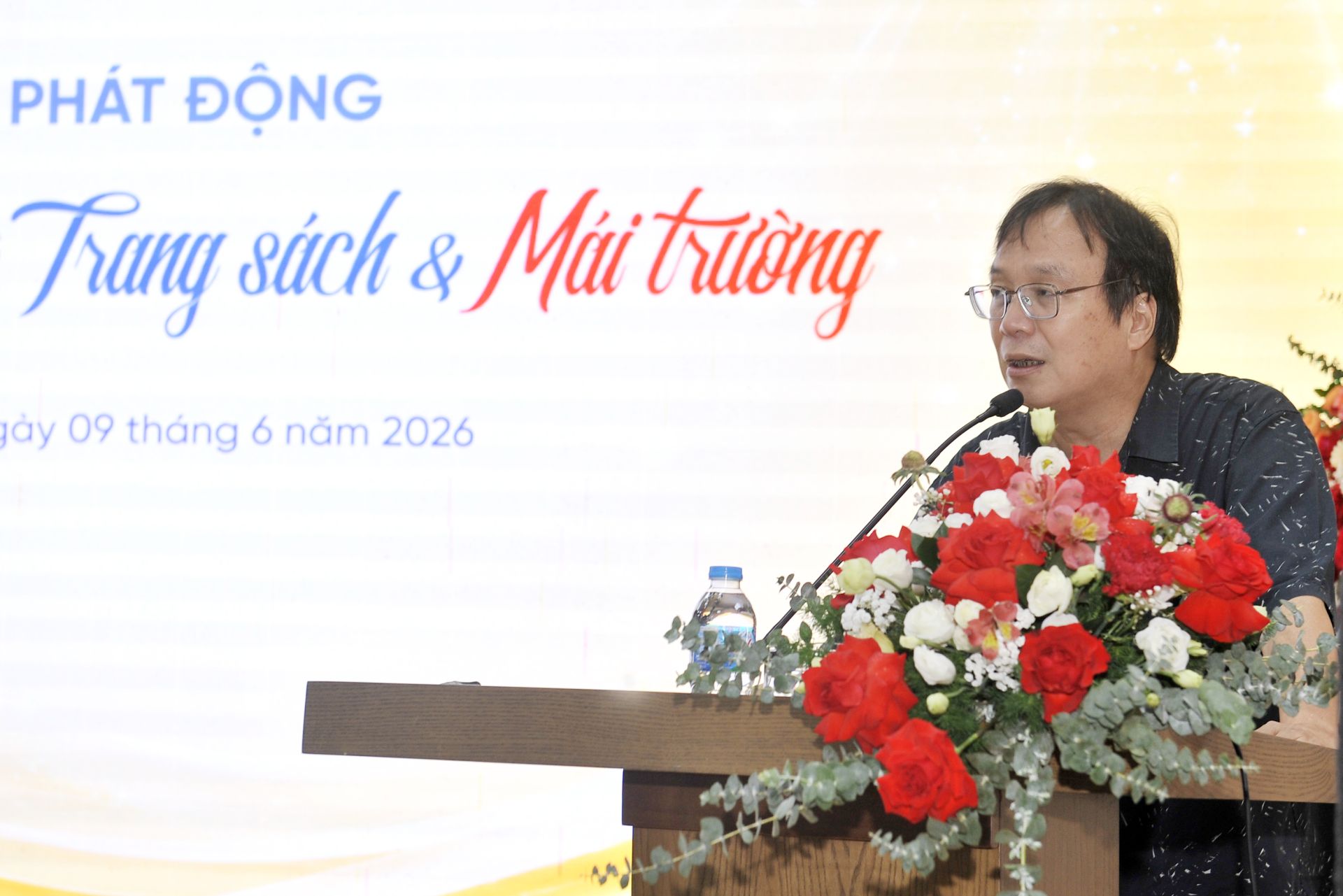 Nh&agrave; thơ Nguyễn Tiến Thanh - Chủ tịch Hội đồng Th&agrave;nh vi&ecirc;n, Tổng Gi&aacute;m đốc Nh&agrave; xuất bản Gi&aacute;o dục Việt Nam - ph&aacute;t biểu tại Lễ ph&aacute;t động.